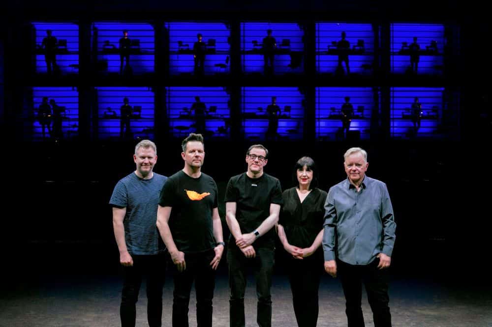 New Order: "Haber trabajado con una orquesta de sintetizadores expandió nuestro sonido" - "Bernard (Sumner) tuvo una inflamación en la garganta hace unos días, cuando tocamos en México. De todas maneras fue un gran recital, y gracias a Dios se recuperó. Pensábamos que iba a empeorarse, ¡y de hecho ahora se lo contagió a Stephen (Morris)! Creo que nos está enfermando a todos", se ríe el guitarrista de New Order del otro lado del teléfono. Pero sus compañeros, el vocalista y baterista respectivamente, no deben estar tan contentos con la situación. 73bc012d 3b71 4810 a8ca 6bde943c0f54