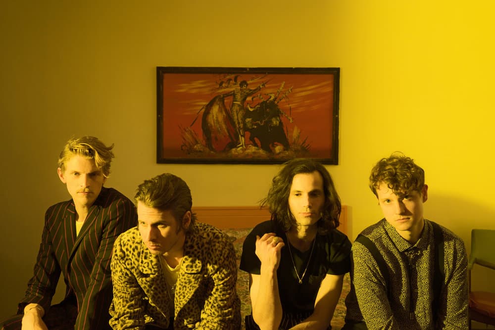 Foster The People: "El arte debe reflejar las preocupaciones de la gente" - Mark Pontius habla sobre "Sacred Hearts Club", el disco que presentarán mañana en Obras y que los devolvió a su faceta política. También explica cómo fue trabajar con el Cirque Du Soleil, y dice que aún hay sectores sensibles con la letra de "Pumped up kicks". "No soy muy bueno siendo amigo de mis exnovias", cuenta entre risas el baterista de Foster The People del otro lado del teléfono. "Pero mi hermana, que ahora está casada, tiene una gran relación con todas sus exparejas, y realmente hay una intención sana detrás. Al fin y al cabo somos humanos, así que aunque a mí no me salga, creo que es posible". Mark Pontius habla desde los Estados Unidos, justo antes de llegar por tercera vez a la Argentina. La charla, además de su presentación del viernes, gira en torno a "Sacred Hearts Club" (2017), el tercer disco del grupo. Y el baterista responde sobre las relaciones post-rupturas porque la letra de "Sit next to me", el último single, las tiene como centro. "En la canción tratamos de mostrar que puede haber un sentimiento positivo muy poderoso", afirma. -"Loyal like Sid and Nancy", en cambio, toca temas sensibles como el "Black live matters" y los refugiados estadounidenses. ¿Cómo es escribir esas canciones en una era tan dividida? -Creo que ningún músico debería tener miedo de tomar partido y analizar los problemas del mundo, con su propia forma de ver las cosas y a través de las letras. El arte es muy universal y me parece una gran manera de dialogar. También empodera a la sociedad, y Mark -Foster, cantante- no tiene concesiones para liderar ese papel. A veces no son composiciones tan premeditadas, simplemente surgen porque te enterás de lo que pasa en el mundo. Lo ideal es reflejar las preocupaciones de la gente, para mí es una de las funciones principales del arte. -¿Y cuál fue tu reacción cuando las radios censuraron "Pumped up kicks" después de la masacre de la escuela Sandy Hook? -Para serte honesto, en un primer momento dijimos: "Wow, lo están tomando muy a pecho". Pero al instante lo entendimos, e incluso ahora que pasaron varios años todavía está esa "cosa" en el aire. Antes le contaba a un amigo que en algunos shows no la tocamos, para ser respetuoso con las ciudades que sufrieron por eso. Y al sacarla de la lista, de una forma rara, la canción todavía mantiene su poder. No habla a favor ni en contra de nada, solamente se refiere a una problemática. Está bien si parte de la sociedad siente la necesidad de rebelarse o sacarla de la radio, porque al hacerlo le dan más visibilidad al asunto de fondo. La gente termina poniéndolo en foco, y eso es genial. Al censurarla, marcan que es algo muy importante. -Claro. -Igual nosotros sólo hicimos un comentario, la violencia es incómoda de abordar y nadie quiere meterse en controversias a propósito. Pero hoy no nos sentimos atacados ni ofendidos porque la hayan prohibido. -¿En alguna ciudad recibieron pedidos de no tocarla? -No, fue por nuestra intuición. No es que a veces la evitamos porque nos lo hayan dicho, sino porque no nos parecía correcto. En Las Vegas habían tenido un tiroteo hace poco, así que no la hicimos. Tenés que ser sensible con tu alrededor. Antes de subir, a veces Mark nos dice "hoy no toquemos ‘Pumped up kicks’", porque lo ve inadecuado. Pero generalmente no es una respuesta al pedido de nadie. DEL PUNK AL HIP HOP
Uno de los álbumes que Foster The People estaba escuchando durante la creación de "Supermodel" (2014) era "Sandinista!", de The Clash (1980). La influencia se nota precisamente en temas como "Are you what you want to be?", pero el rap también fue crucial: hasta se dieron el lujo de samplear a A$AP Rocky en "A begineers guide to destroying the moon". "Esta vez, Mark e Isom (Innis, tecladista) compusieron más que el resto -explica el baterista mientras la llamada recorre el mundo-, pero algo de lo que sonaba era el material psicodélico de los '60s y el hip hop de J. Dilla. Como banda, disfrutamos de procesar lo que oímos en determinada etapa y crear material nuevo e interesante a partir de eso". -"Sacred…" fue el primer álbum desde que Isom y Sean (Cimino, guitarrista) son miembros oficiales de Foster The People. ¿Hubo alguna diferencia a la hora de trabajar? -Realmente no, para nada. Fue más que nada una cuestión legal. Ellos siempre estuvieron involucrados de una manera gigante, fueron una parte muy importante de la banda desde que se sumaron. -En el disco hubo varios músicos tocando la batería y la percusión, incluso más que en los anteriores. ¿Cómo fue para vos relegar ese rol, siendo el verdadero baterista del grupo? -¡Buena pregunta! Me gusta, nunca nadie me lo había consultado (risas). Para mí está totalmente perfecto, Isom es un gran batero y productor. Creo que un productor que también sabe de eso aporta mucha más sensibilidad que los otros de su rubro, porque le mete un feeling y un groove al disco que se reflejan en el resultado. Isom, cuando produce, le pone ese condimento. Lo amo, porque cuando yo aporto algo, él lo entiende y se mueve en esa dirección. Lo que pasó fue que si yo no estaba en el estudio mientras grababan unas tomas o algo, las hacía él porque es muy capaz. Realmente cumplió muy bien la función. Para mí tenemos que fijarnos en lo que suena mejor como un "todo". Al menos desde mi lado, nos pienso como una banda integral y trato de que no haya egos. Es complicado, pero si un tema te pide a tal persona, hay que seguir el instinto sin importar a quién involucre. -Esta vez también trabajaron con un montón de productores, algo más común en el pop. ¿Es complicado organizar los roles y que nadie se termine pisando? -(Piensa). Hoy tratamos de hacer las cosas de la manera menos compleja posible. Hay muchos amigos nuestros que producen bien, y de hecho Isom y Mark se encargaron del gran porcentaje de eso. Claro que se metieron otras personas, pero fue muy orgánico. La relación fluyó saludablemente desde el principio, y obvio que cuando tenés a muchos trabajando en lo mismo, todos tienen que ceder un poco, ¿no? Es algo fácil de hacer cuando los conocés desde antes de entrar al estudio. En ese sentido lo veo como un trabajo colectivo, está bueno dejar la puerta abierta para que todos opinen. -En definitiva es lo que charlábamos antes: por momentos, en las bandas hay que olvidarse de las individualidades. -Sí, es exactamente eso. Cuando entrás al estudio, tenés que tratar de que el ego quede lo más afuera posible. -El disco fue masterizado tres veces porque no estaban convencidos con el resultado final. ¿Qué era lo que no les cerraba? -Es una respuesta larga, pero lo primero que hicimos fue cambiar el orden de los temas, y eso surgió cuando ya recibimos el mastering. Hubo que secuenciar las canciones de otra forma y ver cómo encajaban mejor. El audio y la post-producción son otra rama del arte, y depende mucho de las opiniones de quienes lo vayan oyendo. Es una charla nerd, y Mark se encargó más que nada de eso. Pero todos nos juntamos en el mismo cuarto a definir el orden y la dirección del disco. UN ESCENARIO LLENO DE COLOR
-En septiembre invitaron al elenco del Cirque Du Soleil durante el festival "Life is Beautiful". ¿Cómo se dio la relación con ellos, viniendo de dos ramas distintas? -Mark conoció a uno de los directores creativos cuando estábamos por girar con "Supermodel", y lo contactó para pedirle ayuda y referencias con las producciones que estábamos haciendo. Ahí empezó la relación, y hablaron de hacer algo juntos en el futuro. Así que cuando nos convocaron desde este festival, nos pareció una buena oportunidad porque iba a ser en Las Vegas, de donde son ellos. Era una buena chance para armar algo. La idea empezó de esa forma, y terminó con nosotros tocando un tema de los Beatles y ellos haciendo un baile (risas). Lo más gracioso es que mientras ensayábamos "Hey Jude" en California, los chicos del Cirque estaba practicando su coreografía en la otra punta. Así que nunca vimos la idea final hasta que subimos al escenario: sabíamos la duración y que pasarían ciertas cosas, pero no mucho más. Yo, al ser el baterista y estar atrás de todo, tuve una vista privilegiada. Fue complicado no perderme con lo que tocaba, porque estaba en mi propio show y era algo increíble de admirar. -Mañana llegan al Estadio Obras. Ya vinieron dos veces a la Argentina, ¿pero cómo planean este show considerando que el último fue en 2015 en el Lollapalooza? -Justo es el último tramo del tour de "Sacred…", así que estamos haciendo una celebración divertida para terminar la gira. Pasamos varias semanas sin tocar en el medio, así que estábamos con ganas de salir de vuelta al ruedo y presentar nuestras novedades. Y obviamente, es excelente ver a los fans sudamericanos. ¡Siempre son épicos y geniales! Foster The People presentará "Sacred Hearts Club" el viernes en el Estadio Obras (Av. Del Libertador 7395), con Louta como telonero. Las entradas se consiguen a través de Ticketek. 79b1058f 3c84 4fb7 bcf8 7ed030165556