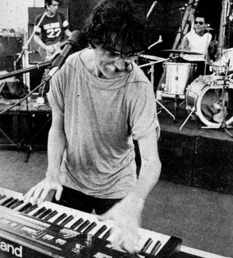 Rescate: a 40 años de "Piano bar" - En esta entrevista de 1984, Charly García reflexiona sobre su carrera en un año de altos y bajos, hablando de su último disco "Piano bar" como una catarsis personal, influenciada por las críticas y rechazos que recibió. A su vez, se muestra optimista sobre el futuro de la música argentina, destacando el talento emergente y subrayando la necesidad de un mejor manejo del rock como negocio. 7c0b3c8f b523 48da bb91 7969e5898c44