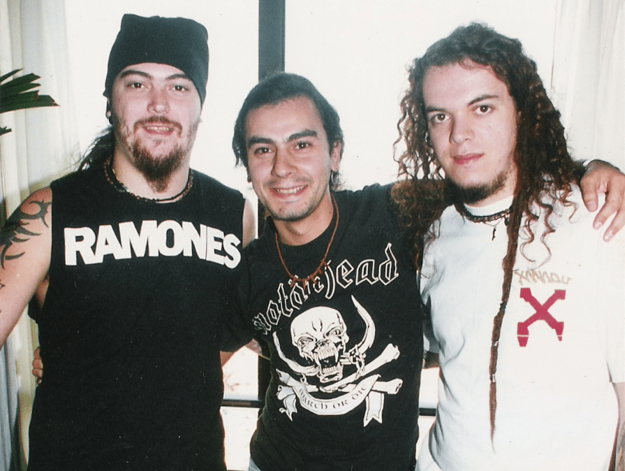 Ariel Osvaldo Torres: el argentino que escribió un libro sobre Sepultura - De adolescente, Ariel Osvaldo Torres ya era un apasionado de la música. Más específicamente del metal: entre sus pasatiempos estaba descubrir bandas, sonidos y sensaciones, como muchos entusiastas de su edad. Pero había un grupo al que se negaba: eran brasileros, y ese ya era un motivo suficiente como para no prestarles atención. "Sentía celos, no quería consumir nada de allá por un tema tonto, de competencia", explica hoy entre risas. La banda en cuestión era nada menos que Sepultura. 7d7bfdfa f102 443e 95a4 eed301f40b5d