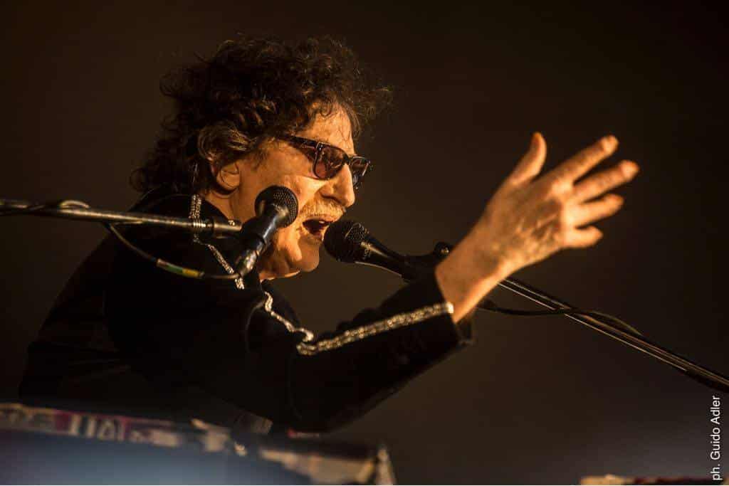 Charly García se presentará también en Rosario - La fecha del Gran Rex de este martes no será la única de "La Torre de Tesla" ya que el prócer del rock tocará también el próximo miércoles 5 de septiembre en el predio rosarino de la ex Rural, y las entradas estarán a la venta desde el martes 28 de agosto. Los tickets para ver a Charly García se consiguen en Corrientes 755, Mitre 868 (ambos en Rosario) y a través de TuEntrada. Se venderán hasta cuatro entradas por persona tanto por los puntos de venta como por sistema web. Los precios varían entre los $800 y $2000 más costo de servicio.
La carpa hangar será testigo de una noche única porque el miércoles 5 de septiembre volverá a Rosario el músico más importante y consagrado de la Argentina. El concierto será en el predio del Parque de la Independencia, presentando "La Torre de Tesla", su show más reciente.
Charly García agotó la venta de tickets en los shows de Córdoba y de Capital Federal en minutos. El artista llega en un momento de esplendor donde repasa todo su repertorio y cancionero más destacado. Su concierto recorre todos sus clásicos desde "Instituciones" hasta su nueva producción lanzada en el 2017, "Random".
Escuchá el Picando Discos de 7dadb2b5 0041 4754 b658 b02ae773e129