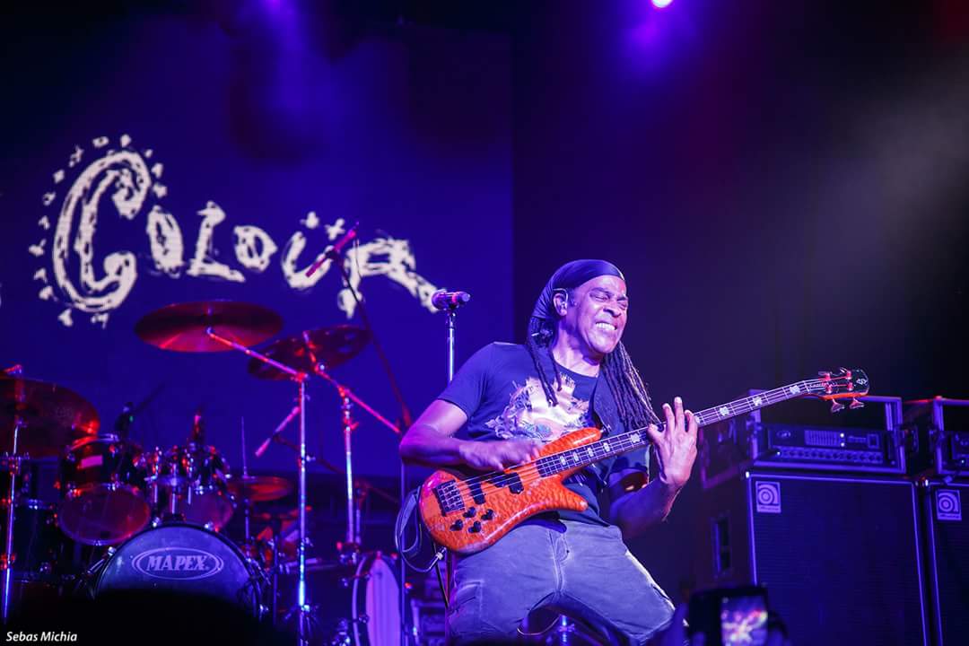 Living Colour en Groove: peleando con los ventiladores - Cuando llega el momento de "Cult of personality", ese hitazo alternativo que Living Colour toca cada vez mejor, las 1.500 personas ya están rendidas al poderío de estos estadounidenses y se olvidan de los problemas mencionados. Pero todavía falta "Time’s up", en el que Reid demuestra que es uno de los violeros más influyentes de su generación, con una técnica de whammy que Tom Morello copió hasta el hartazgo. 7f8b319b 5c7a 43d0 9ad1 582f4f7efec4