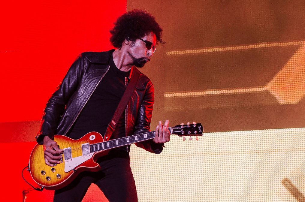 William Duvall, de Alice in Chains: "Con una guitarra acústica se puede hacer la música más heavy del mundo" - Desde ahí, la carrera artística de Duvall fue lentamente en ascenso. Con su proyecto Comes With the Fall, el cantante y guitarrista sacó tres álbumes: un homónimo (2000), "The Year is One" (2001) y "Beyond the Last Light" (2007). Él no lo sabía, pero gracias a esa banda y a las vueltas del destino, en 2006 iba a pasar al frente de un grupo histórico: Alice in Chains. 7fab264c 5beb 45b3 b977 efd277308c67
