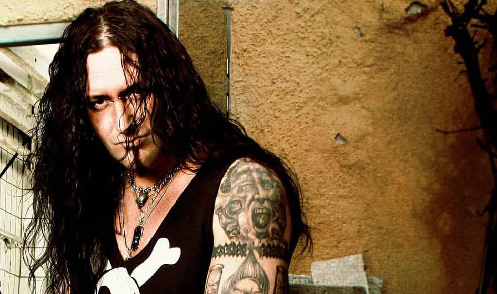 Destruction: "Las religiones siguen dividiéndonos y generando odio" - Schmier critica los dogmas y recuerda cuando un acosador dijo ser su hermano. También explica por qué lleva toneladas de medicamentos en cada gira, y anticipa el show de septiembre en el Teatro Vorterix. "Tuve muchos fans hostigadores: uno de ellos les contó a todos que era mi hermano y se metió en las redes a contactar a mis conocidos. Lo peor fue que, con ese pretexto, se mudó a la casa de un amigo en Noruega. Le advirtió: ‘No le cuentes a Schmier, porque aunque somos familiares tenemos problemas’. Hasta que un día mi amigo me llamó y me contó la situación, y le expliqué que era imposible, porque mi verdadero hermano vivía en Alemania -relata Marcel "Schmier" Schirmer, cantante y bajista de Destruction-. Encima inventó un montón de mierdas sobre mí en revistas y portales, y llamó a un restaurante que tenía. Les dijo que era de mi discográfica y que necesitaba hablar conmigo, así que los mozos le dieron mi número. Desde entonces, me llamó diez veces por día".
Aunque parezca una historia de película, estas situaciones son más que comunes en el mundo de la música, y el metal extremo no está exento. Mucho menos si sacaste una quincena de discos y formás parte del Big 4 del thrash alemán junto a Kreator, Sodom y Tankard."Tuve que cambiar de teléfono y todo… ¡fue muy difícil! A pesar de eso, aprendí que a los stalkers tenés que ignorarlos. Es gente con problemas psicológicos, pero pueden generarte líos inmensos. Supongo que es parte del precio de tocar en una banda", agrega. Tal situación llevó a Schmier -que comanda Destruction desde 1982- a escribir "Second to none", que apareció en "Under Attack" (2016), su último disco de estudio con canciones inéditas. "La letra es muy importante porque muchos ignoran que internet es una herramienta muy poderosa para insultar, por ejemplo. Hay gente que se suicida por esos comentarios, así que es una situación muy triste", completa desde el otro lado de la línea.
-Imagino que tu falso hermano ya está en la cárcel…
-No. Les dije a todos que era un acosador y que lo ignoraran, y la mayoría lo hizo. Todavía está tratando de contactarme, y cada tanto me manda un mensaje por Facebook o por Instagram. Me escribe: "Por favor, seamos amigos. Perdoname por lo que hice, estoy muy apenado". A mí me gusta ser bueno con la gente, pero no podés dar el brazo a torcer con tipos así. No es lo que quiero para mi vida, y trato de mantenerlo alejado. Ojalá que algún día encuentre su propio rumbo.
-Otra de las canciones destacadas de "Under Attack" es "Elegant pigs", que habla de las bandas que tocan con miles de pistas de fondo. ¿Siendo un trío, es difícil "competirles" sin backing tracks?
-Destruction hoy por hoy tiene el mejor lineup de su historia -se refiere al co-fundador Mike Sifringer en guitarra y al baterista Randy Black-, y estamos muy ajustados. En vivo hay un montón de energía cruda y talento, y nuestro sonido es honesto. Algunos grupos pueden sonar como en los discos, ¿pero cuál es el sentido? Si es un recital, la onda es brindar una propuesta distinta y dar una performance más provocadora. Cuando una banda suena tan prolija, tenés que pensar que capaz tengan diez pistas de fondo. Es muy triste, y aunque el rock siempre fue honesto, ahora hay un montón de mentirosos. El año pasado hubo un escándalo con Michael Kiske, de Helloween, en México. Ellos explicaron que usaron los tracks porque él estaba enfermo, pero mi pregunta es… ¿por qué el tipo va de gira con pistas grabadas? Hoy es muy fácil ser un estafador, y yo no quiero eso para Destruction. Hace poco vi a Judas Priest y a Iron Maiden, y no usan pistas. Siguen tocando todo, y esa es la verdadera esencia de la música para mí. -En "Under attack" volviste a pegarle a la religión. ¿Notás cambios dogmáticos entre la época vieja y la actual?
-Sí, pero la situación no mejoró, sino que empeoró. La primera canción religiosa que escribimos fue "Curse the gods", donde mencionamos a Alá, a Buda y a Jesucristo. Nosotros nos criamos en una zona muy religiosa de Alemania, y crecimos con principios conservadores. Por eso tratamos de salir de ese mundillo cuando éramos jóvenes. Los problemas en Europa se agudizaron porque llegan montón de inmigrantes desde países musulmanes, y hay líos entre ellos y los cristianos. Ocurre porque tienen diferentes creencias, y eso me demuestra que la mierda dogmática sigue separando a la gente. Vivimos todos en el mismo planeta, pero las religiones dividen a todas las naciones y esparcen el odio. Por eso creo que la situación empeoró.
Schmier le levanta el dedo a los acosadores. HIMNOS DEL THRASH, PARTE IILa histórica banda alemana lanzó "Thrash Anthems II", un disco con regrabaciones de viejas canciones, en 2017. Diez años antes ya habían editado el primer volumen de la saga, pero esta vez decidieron ir más allá: a gran parte de los temas los eligieron los fans. Uno de ellos fue "Frontbeast", una rareza que sólo había aparecido en un demo.
"En ese sentido, no fue tan sorpresivo que la gente haya querido oírla de nuevo. Nosotros no estábamos tan seguros de que fuera lo suficientemente buena, así que tuvimos que reaprenderla y ver si funcionaba. Cuando armás algo junto a tus fans, es importante que tanto ellos como vos queden conformes. Al tocar una canción, es esencial sentirla en la piel. Asombrosamente, eso ocurrió cuando la rehicimos -explica Schmier en un inglés con dejos de alemán-. Tiene un feeling punk y crudo, y por eso nos gusta. Obvio que también había un montón de cosas que no habíamos escuchado en varios años, como ‘United by hatred’ y ‘Black mass’. A esta última no la habíamos tocado en más de tres décadas". -Lo gracioso fue que no recordabas las letras de temas como "Frontbeast" y "Black mass", por lo que tuviste que llamar al exbaterista de Destruction y pedírselas...
-Exactamente, esa es la historia (se ríe). En internet estaban mal, y los primeros discos no las traían escritas. Así que Tommy Sandmann buscó en su sótano y encontró los manuscritos originales. Fue muy gracioso porque no pensé que él guardara eso, pero tenía incluso ropas viejas y nuestro primer contrato discográfico. También descubrimos que la letra de "Frontbeast" era mucho más larga. A veces necesitás ayuda para recordar ciertas cosas, y más si compusiste esos temas hace 35 años. ¡Yo tenía 16! Al tocarlas en vivo las retenés en tu memoria, pero con éstas fue más complicado. Esos objetos son parte de la historia de la banda, y algún día hasta deberíamos hacer un museo de Destruction.
-Claro, o un box set incluyendo ese material. -Sí, estaría muy bueno. No lo hicimos todavía, pero hace poco relanzamos nuestros primeros siete álbumes. Semejantes archivos serían muy interesantes para un box.
La primera formación de Destruction no le tenía miedo a las tumbas profanadas.
-Hace unos años hicieron un tour con Candlemass, y dijiste que fue horrible. ¿Qué pasó?
-Amo a la banda y a Messiah, su excantante. Nosotros estábamos a full, con una gira europea por delante, y los teloneros se habían caído. Así que los llamamos a porque somos amigos, y pensamos: "¿Y si juntamos ambos géneros? En los festivales, los fans siempre están abiertos a estas cosas". Pero por esa razón, los seguidores de Candlemass no fueron a esos shows... y lo mismo pasó con los nuestros. Así que el tour tuvo muy poco público y fue una audiencia rara. Los miembros de Candlemass estaban muy apenados porque casi no vendían merchandising, y para mí fue horrible porque pensaba que en el metal había una comunidad más unida. Es obvio que el doom y el thrash están en diferentes extremos, ¡pero yo soy thrasher y me gusta Candlemass! Los reacios eran más que nada los fans del doom, que decían "no quiero ver a Destruction, tocan demasiado rápido". Esa fue una gran lección para mí: hay que elegir inteligentemente a los grupos soportes. Personalmente fue una gira genial, pero no en cuanto a todo lo demás.
¿Automedicarse? ¡Obvio que sí!
EL MÉDICO DEL METAL-Tus amigos te dicen "Doctor Schmier", porque siempre viajás con un montón de medicamentos y hasta cosas para controlar la presión arterial. ¡Incluso una vez auxiliaste a Overkill! ¿En qué otras situaciones te fue útil?
-(Estalla a carcajadas). En los tours nos puede pasar de todo, así que desde joven tengo aspirinas, antibióticos y penicilina. Por ejemplo, sirven si tenemos una infección en la garganta y se nos complica cantar. Así que empecé a "coleccionar" material, porque cuando envejecés vas llevando más y más cosas. Al principio salvé a un montón de mis amigos dándoles preservativos, porque andaban "divirtiéndose" con personas extrañas mientras sus novias estaban esperándolos en casa, así que no llevaban protección. ¡Salvé a un montón de personajes del heavy metal de que no se contagiaran enfermedades de transmisión sexual! Pero en general llevo todo eso para ayudar a mis compañeros, a la gente de la crew y a las demás bandas. Estando de gira, siempre me preocupo por la "familia". Hace dos años, en un tour por los Estados Unidos, me corté muy profundamente el dedo y no tenía nada para arreglarlo. Así que yo mismo tuve que volver a ponerlo en su lugar. ¡Fue terrible! Parecía Rambo, y definitivamente no estaba preparado para eso (risas). -Ojalá no tengas esos problemas en la Argentina. ¿Cómo va a ser el setlist del show del Teatro Vorterix?
-Vamos a hacer canciones de "Thrash Anthems II", clásicos y temas que no tocamos allá antes -el grupo vino por última vez en 2011-. Obviamente van a haber cosas de "Under Attack", así que será una gran mezcla. Durará entre una hora y media y dos; va a ser un recital largo y con sorpresas. En la Argentina pasa algo distinto del resto del mundo, porque ustedes cantan los riffs. Es algo único, y nadie más lo hace. Así que estoy ansioso por volver allá.
-¿Vas a venir con tu farmacia portátil de medicamentos?
-¡Obvio! Cuando vayamos a Sudamérica voy a llevar antibióticos para el estómago, porque muchos tienen problemas con eso cuando van a un país desconocido. También pastillas para la diarrea y otras para no apunarnos en las zonas de mayor altitud. En general me armo botiquines personalizados para cada gira. Los de la aduana me miran muy mal porque me ven con una valija llena de pastillas y medicamentos, pero es por la seguridad de todos. ¡Por lo general, en mis tours nadie se enferma! (risas).
Destruction tocará el sábado 29 de septiembre en el Teatro Vorterix (Av. Lacroze 3455). Las anticipadas cuestan $900 más costo de servicio, y se consiguen a través de AllAccess. 80218b1e d428 4fd8 8256 171aae6c22e6
