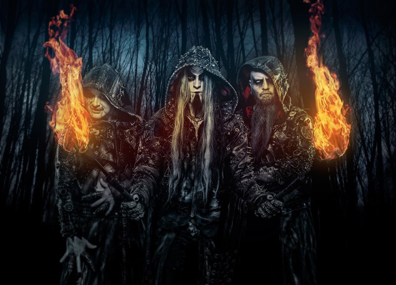 Dimmu Borgir: "Hoy sonamos mejor que nunca" - La banda insignia del black metal noruego vuelve a la Argentina para presentar "Eonian", el disco que los llevó al estudio casi una década después de su trabajo anterior. "Dedicación, sacrificio y determinación". Pocas, pero potentes palabras, son las que utiliza el guitarrista Sven Atle Kopperud – O "Silenoz", para los amigos -, para definir a Dimmu Borgir, la banda que hace veinticinco años ayudó a formar y que hoy es una de las representantes más importantes del black metal a nivel mundial: ¡Vamos, la agrupación que llevó el estilo más allá de las fronteras escandinavas! Y no es para menos: sin dedicación, sin sacrificio, sin determinación, no hay proyecto que aguante: ni un cuarto de siglo, ni un mes, ni una semana. Por eso, porque sabe de lo que habla, cuando piensa la escena a futuro, se muestra esperanzado: "En la actualidad hay algunas bandas realmente buenas que están tomando la posta, como Whoredom Rife, Nidingr, Mork, Slagmaur", apunta.
Hace unos meses lanzaron "Eonian", su primer disco de estudio en ocho años. Hasta "Abrahadabra" (2010), solían editar cada dos o tres años ¿Qué pasó esta vez?
Siempre hicimos las cosas a nuestra manera, tomándonos nuestro tiempo. Sin embargo, no esperábamos que este descanso se alargara tanto, pero hubo algunos contratiempos que quedaron fuera de nuestro control. También nos tomó bastante tiempo cerrar el DVD "Forces of the Northern Night" (2017), que también se retrasó y, obviamente, no queríamos que se pise con el lanzamiento de "Eonian". Y bueno, a veces las cosas llevan tiempo. Lo más importante es que ya antes de entregar el material al sello, estábamos cien por ciento satisfechos con el resultado. Lo que pase después ya no está en nuestras manos. De todos modos, no se siente como si hubiesen pasado ocho años desde "Abrahadabra". Supongo que vivimos el tiempo de manera diferente a los demás (risas). ¿De qué se trata "Eonian"?
De todo lo que es, fue y será.
Misterioso ¿Que lo diferencia de sus trabajos anteriores?
Siempre esperamos haber evolucionado respecto de lo anterior, si no, sería extraño. Pero esa es una excelente pregunta para nuestros fans. Nuestra opinión subjetiva respecto de nuestro propio arte no siempre coincide con la perspectiva objetiva del que escucha. Sabemos que hemos hecho un gran disco, lo cual no quiere decir que a todos les va a gustar
Pronto vuelven a la Argentina ¿Qué recordás de visitas previas?
Tengo muy lindos recuerdos de nuestra visita anterior, tanto de arriba como de debajo del escenario. No puedo esperar para volver.
¿Qué nos tienen preparado?
Puedo asegurarles que serán testigos de la mejor versión en vivo de la banda hasta el momento, hoy sonamos mejor que nunca.
Dimmu Borgir se presenta el domingo 11 de noviembre en El Teatro Flores (Av. Rivadavia 7806, CABA) 8210afa9 32e5 4925 a6e1 174a86d84967