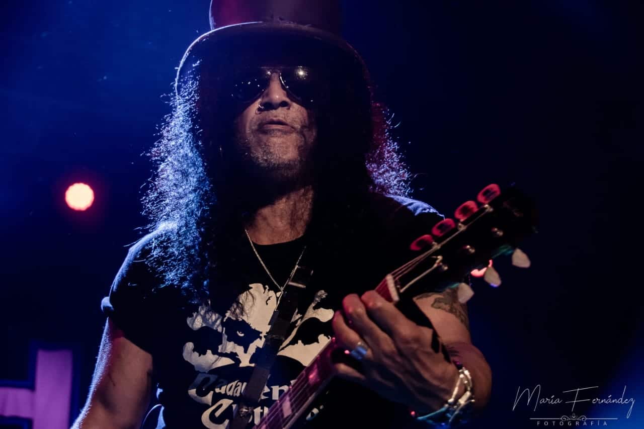 Slash en Rosario: la ópera de las guitarras sangrantes - Slash feat. Myles Kennedy & The Conspirators es una cosa para la voraz industria del streaming y otra cosa, pero mucho más intensa y variada, arriba de un escenario. El quinteto tiene momentos de metal, de grunge y perlas vocales del amplio registro de Kennedy. Se puede imaginar con toques artísticos de la última década del siglo XX y el desenfreno rutinario de la vida de Los Ángeles. Es un grupo con varios abanicos y un estilo muy difícil de encasillar en sus propios subgéneros. Es aburrido ya. Escuchalos... 829d6d2c 723c 410d a170 bcf98153538a