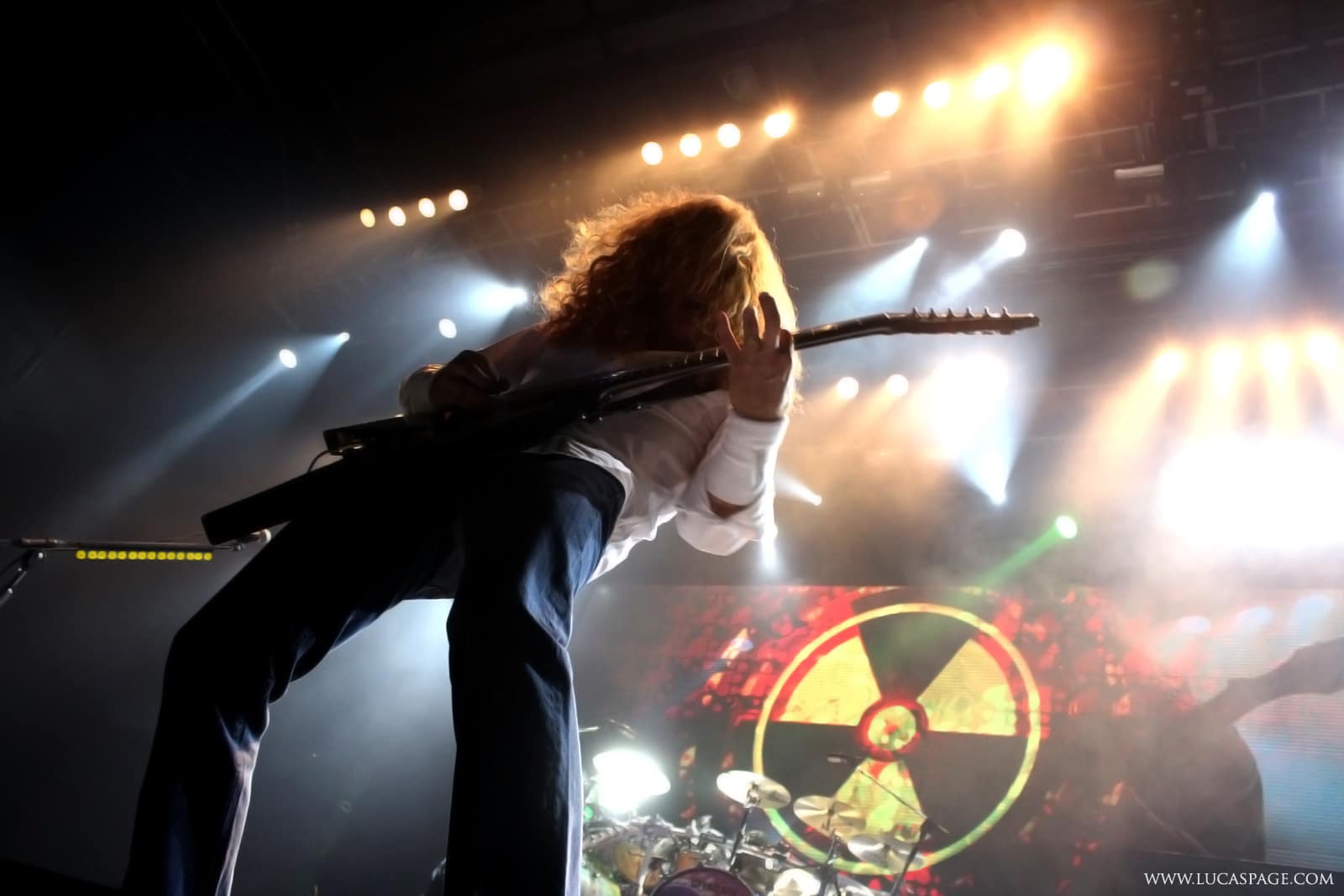 Megadeth en Buenos Aires: sinfonía indestructible - Megadeth lanzó uno de sus discos claves en 1994. Por tal razón, cuando se comunicó que la banda volvería a Paternal y festejaría los veinte años de ese álbum, se intuyó que no sería una visita más. La celebración era inminente: las entradas, los carteles y los anuncios radiales anunciaban a "Youthanasia" en primera plana. Pero con el correr de los meses, la información mutó. 8356b21e 8039 4b2e 90b9 b5e804e76c85