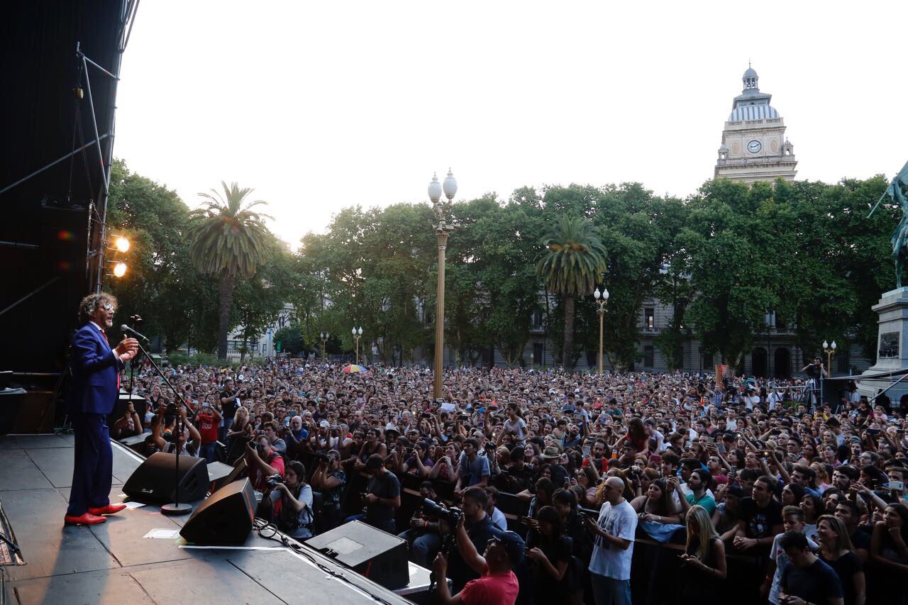 Fito anticipó su nuevo disco con un show gratis en Rosario - El trip de Fito Paez no terminó ahí. Si bien deslizó y le pidió al público que esté atento se supo casi al instante de la finalización del recital que el rosarino iba a tocar "Ciudad de pobres corazones" completo en lo que antes era Willie Dixon y ahora se llama La Sala de las Artes. Y así fue: 500 entradas a un precio simbólico de 100 pesos para coronar una jornada de lujo. 8378ea0d f006 496e b7b3 16617b3c30a7