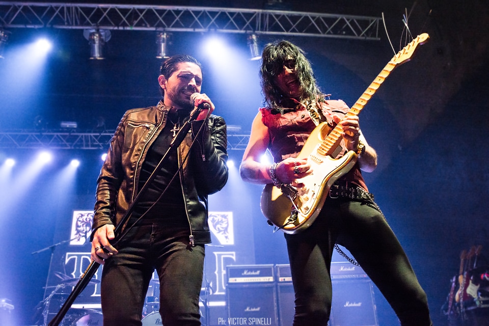 Walter Giardino’s Temple: culto y clásicos en el Vorterix - El guitarrista sacó a la cancha su proyecto solista, acompañado esta vez por el vocalista de Rainbow. Cuando, hace veinte años, Walter Giardino decidió aprovechar el break de Rata Blanca, su banda insignia, para crear Temple y dar rienda suelta a su impronta creativa más genuina – estilo que se plasmaría con claridad en el nuevo rumbo que tomaría Rata a su retorno -, es probable que no esperara ocasionar el revuelo que generó. Temple se transformó, casi instantáneamente, en una banda de culto: sin ir más lejos, muchos de sus seguidores consideran el único trabajo de estudio de la formación, aun hoy, como el mejor de la prolífica carrera del guitarrista.
Desde que, hace algunos años, Temple volvió a los escenarios, sus conciertos son un ritual ineludible. Mientras que, en ocasiones anteriores, el show se dividía en dos (una parte con Temple propiamente dicha, haciendo sus canciones, y otra junto a Joe Lynn Turner, haciendo clásicos metaleros de todos los tiempos), en esta oportunidad, con la presencia del actual y versátil vocalista de Rainbow, el chileno Ronnie Romero, y apoyado en la siempre sólida base Scarcella/Retamozo/Motyczak, el guitarrista encontró la formación ideal para ir de un lado al otro sin sobresaltos. Aquel viernes ventoso, que selló el inicio de la primera gira mundial de la formación (unos días antes se habían presentado en el festival ‘Santiago Gets Louder’, en Chile, aunque tocando unos pocos temas), fue, entonces, un show de culto y, a la vez, una verdadera fiesta de clásicos. La velada, que arrancó cerca de las 21:30 con "Corte porteño" y "Sobre la raya", recorrió el primer y único disco de la banda casi de punta a punta: sonaron, además, "Héroe de la eternidad", "Cacería", "Azul y negro" (con la participación especial de Javier Barrozo), el excelso instrumental "La danza del fuego" y "Alquimia".
La formidable colaboración entre Giardino y Romero tendría, sin embargo, sus puntos más altos, quizás por comodidad del cantante, en los clásicos. Esta vez intercalados entre las composiciones originales, la lista consumiría más de la mitad del show: "Man on the Silver Mountain", "Street of Dreams", "Catch the Rainbow" y "Lost in Hollywood", de Rainbow; "Crying in the rain"; de Whistenake; "Neon Knights", de Black Sabbath; "Mistreated", "Speed King" y, para cerrar a toda máquina, "Burn"; de Deep Purple. 86c4e975 5680 4b3c a368 80f32f64db07