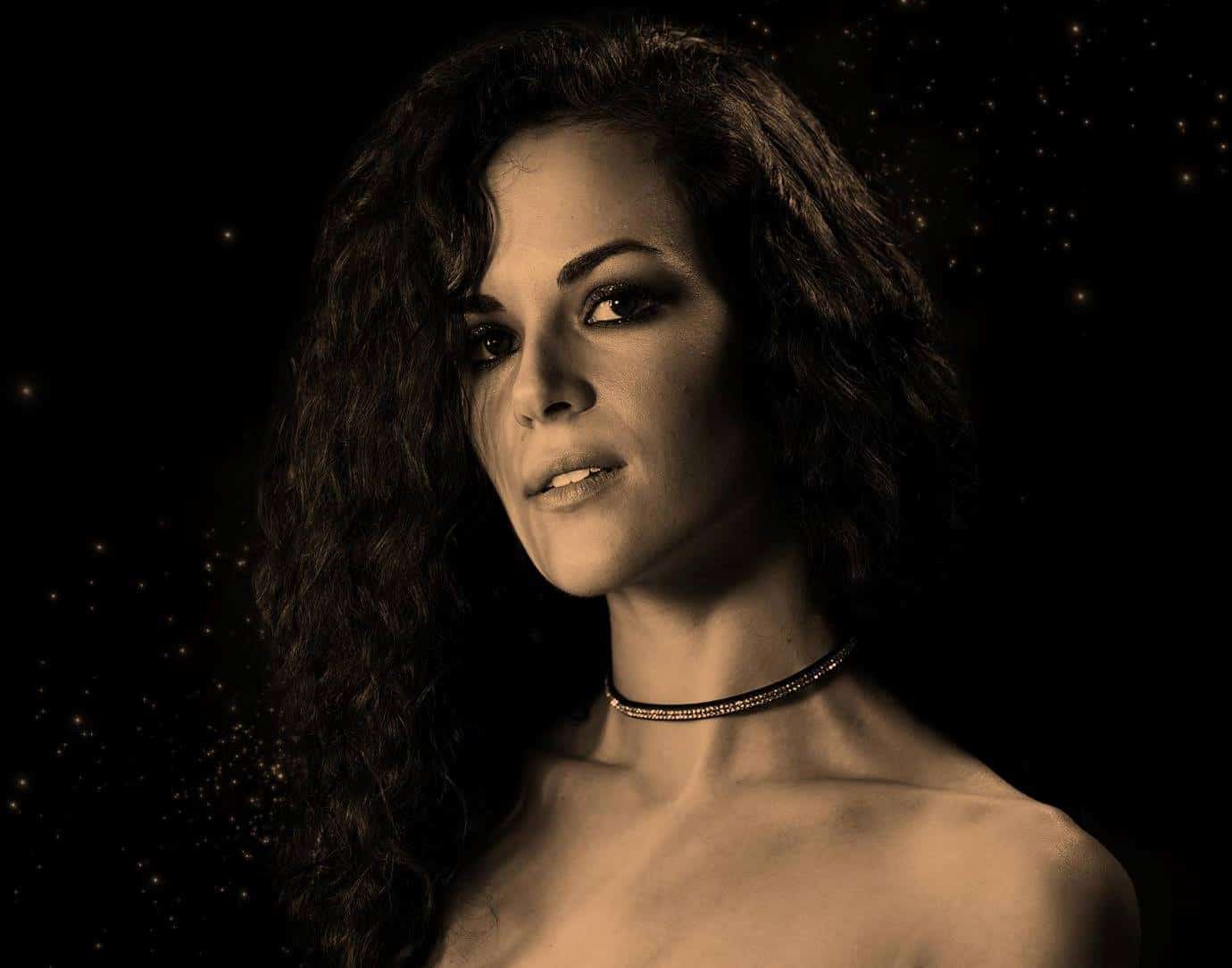 Virginia Ferreyra: "El arte no pasa por la fórmula comercial" - "Ya en el colegio notaba cómo las ‘categorías’ estaban instaladas en las cabezas de los chicos: si pertenecías a tal o cual grupo, si tenías una mentalidad u otra, si te gustaba o no salir o tomar. Lamentablemente, esas actitudes eran las que te encasillaban -señala la cantautora Virginia Ferreyra-. Uno tiene que ser leal con uno mismo, con su personalidad y sus intereses, y no ceder a las presiones de la masa. Alguien que te quiere jamás te forzaría a ser lo que no sentís". Las palabras de Ferreyra, que acaba de editar su EP "Claroscuro" (2018), tienen que ver con la letra de "Bienvenidos a la sociedad", en la que critica varios aspectos del sistema. 89e6b68d d9a4 444a b0a0 532004d2896a