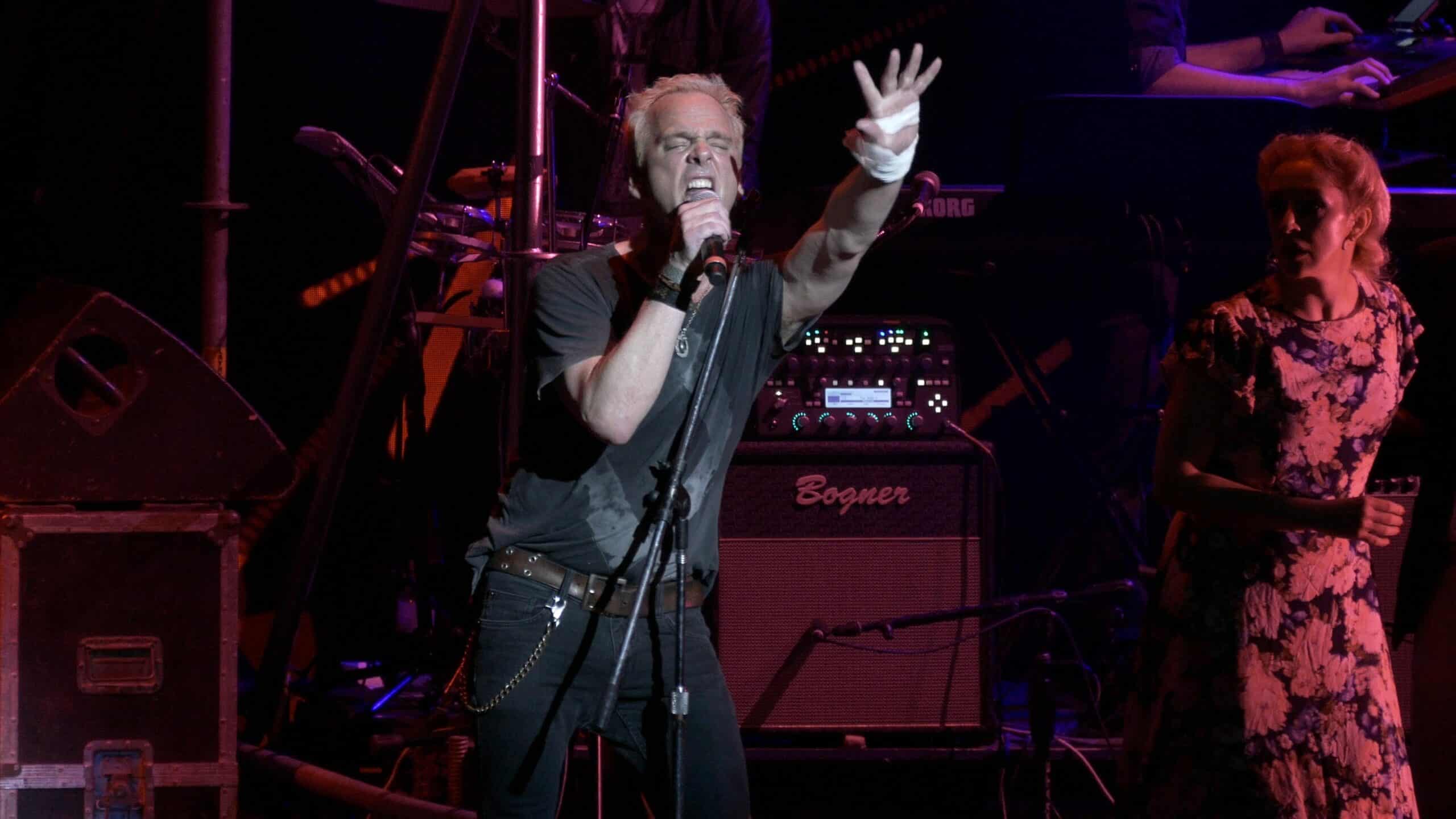 "The dark side of the wall" en Argentina, en la voz de P.J. Olsson - Luego del gran éxito en el teatro Coliseo, donde agotó localidades, el cantante y compositor norteamericano P.J. Olsson, junto a los músicos que supieron transmitir el espíritu de Pink Floyd por casi tres décadas, regresarán el próximo 23 de marzo a la Av. Corrientes en el mítico Teatro Gran Rex para este espectáculo que, nuevamente, demolerá muros. 8d9f1a22 0f01 4958 9107 0e1ac06ecb27 scaled