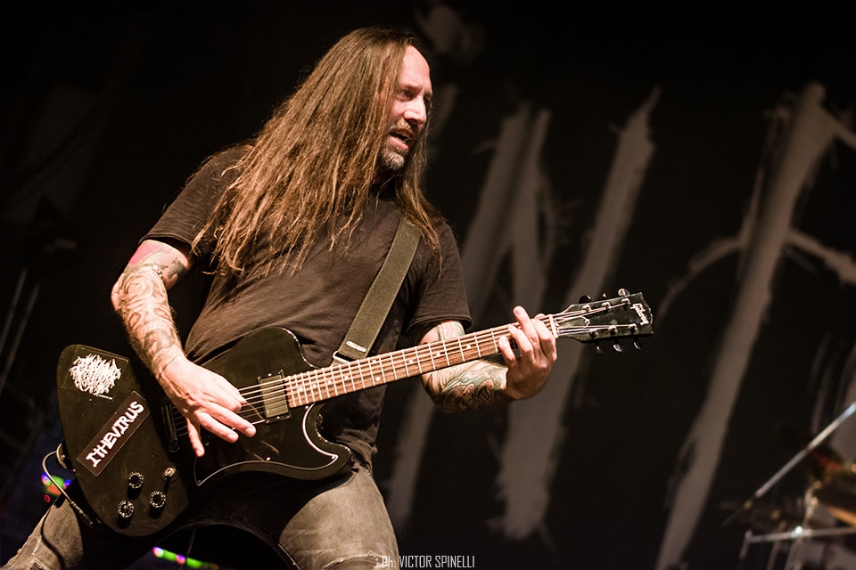 In Flames en Vorterix: Batalla ganada - Principios de los 90. A contramano del mundo – que viraba del heavy metal más clásico hacia el grunge -, los siempre revolucionarios nórdicos toman lo que aprendieron de los clásicos del rock pesado de los 70 y 80, le dan una vuelta de tuerca y crean algo nuevo. Así nace, de las manos de bandas como In Flames, Dark Tranquillity, At The Gates, el célebre ‘sonido de Gotemburgo’: un death metal agresivo, gutural y al palo, pero con la melodía y el estribillo ganchero como prioridades innegociables. 8fa12ba1 c3dc 4bd3 89e7 530fc2f51089