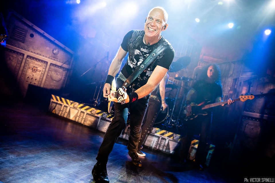 Accept en Flores: siempre con un as bajo la manga - Cuando falta sólo media hora para el concierto de Accept, uno de los cuatro paneles que están sobre el escenario se cae. Las placas están armadas con varillas de metal y una gran tela. Aún así, el estruendo ante el "derrumbe" es significativo y más de uno se da vuelta a ver qué ocurre. Parece que uno de los tornillos que había en la escenografía -basada en la tapa de "The rise of chaos" (2017)- estaba flojo. 92b6ee02 d6eb 491d af4c c8b164774e64