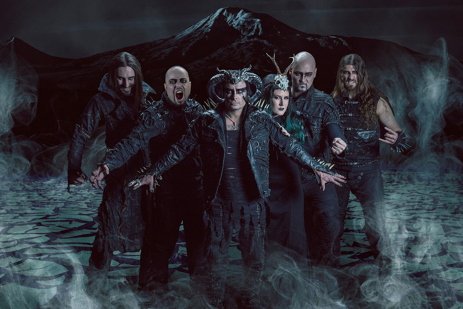 Cradle of Filth: "Este concepto victoriano nos dio un aire fresco" - La tecladista Lindsay Schoolcraft cuenta los detalles de "Cryptoriana", y la nueva faceta de la banda. Además, adelanta el show del jueves en el Teatro Vorterix. Entrevista con Rock.com.ar. Desde que Dani Filth formó este grupo en 1991, pasó mucha agua debajo del puente: una catarata de miembros distintos, una docena de discos de estudio y una exposición creciente (que llegó a su cúspide después de 1996).
A la actual encarnación de Cradle of Filth la completan Martin 'Marthus' Škaroupka en batería, Daniel Firth en bajo, Richard Shaw y Marek "Ashok" Šmerda en guitarras, y Lindsay Schoolcraft en teclados.
Este último es quien más sabe sobre el presente de la banda. Al fin y al cabo, el grupo ya editó dos discos desde su ingreso: "Hammer of the witches", de 2015; y "Cryptoriana - The seductiveness of decay", del año pasado.
Fiel a su leyenda, el show de este jueves en el Teatro Vorterix presentará a una banda más que consolidada. -"Cryptoriana..." cuenta con una orquesta, coros y un énfasis en el aspecto victoriano. ¿Cómo llegaron a eso?
-Cuando estábamos en la mitad del proceso compositivo, Dani nos informó que habría un concepto victoriano. Desde ahí fue que incorporamos esas ideas. Sé que para él fue como una bocanada de aire fresco, y algo que disfrutó mucho. Por suerte, no fue dificultoso trasladarlas al show. En mi caso, me influenció bastante la serie "Penny Dreadful".
-Hicieron el 85% del álbum en Brno, República Checa. Además de ser el lugar donde viven Martin y Ashok, ¿hubo otras razones para ir ahí?
-En el aspecto compositivo, sí. Es un país muy hermoso e inspirador. Y en cuanto a lo económico, también. Fue el balance perfecto (risas). -Son amigos de Jeff Waters, e hicieron un cover de su banda, Annihilator. ¿Por qué lo eligieron?
-Lo veníamos charlando desde hacía bastante. Un día nos encontramos con Jeff en un día libre de nuestro tour europeo de 2015, en el que presentábamos "Hammer of the Witches". Le pedimos su permiso para versionar "Alisson Hell", y nos dijo que estaba encantado. Una vez que lo hicimos y lo mezclamos, se lo enviamos para que lo escuchara. ¡Nos respondió diciendo que era el mejor cover! Fue muy bueno con nosotros, y claramente un honor. -Van a tocar mañana en Buenos Aires, después de cinco años. En el medio sacaron "Hammer of the witches". ¿Van a hacer canciones de ese disco también? Ya que no fue presentado acá.
-Sí, cambiamos el setlist, así los fans argentinos pueden escuchar muchos temas que en 2013 no oyeron. Elegimos cosas de nuestros discos anteriores, y sentimos que "refrescamos" la lista de temas. En cuanto a las visuales, ¡va a ser una sorpresa!
Cradle of Filth se presentará el jueves 22 de marzo en el Teatro Vorterix. Las entradas pueden conseguirse a $850 (más costos de servicio) en AllAccess y sus puntos de venta. 939ce452 267e 405e a763 069d3842aa71