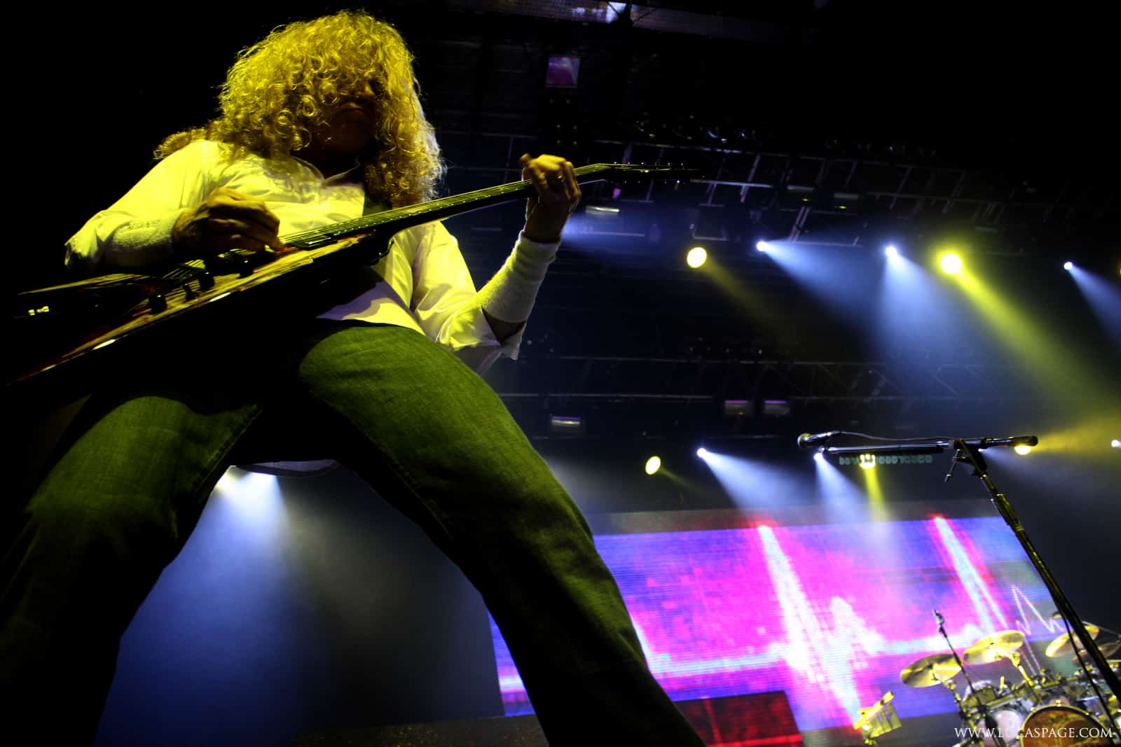 Megadeth en Buenos Aires: sinfonía indestructible - Megadeth lanzó uno de sus discos claves en 1994. Por tal razón, cuando se comunicó que la banda volvería a Paternal y festejaría los veinte años de ese álbum, se intuyó que no sería una visita más. La celebración era inminente: las entradas, los carteles y los anuncios radiales anunciaban a "Youthanasia" en primera plana. Pero con el correr de los meses, la información mutó. 95cb76e3 bb57 4d3e 830c bb93c12befa2