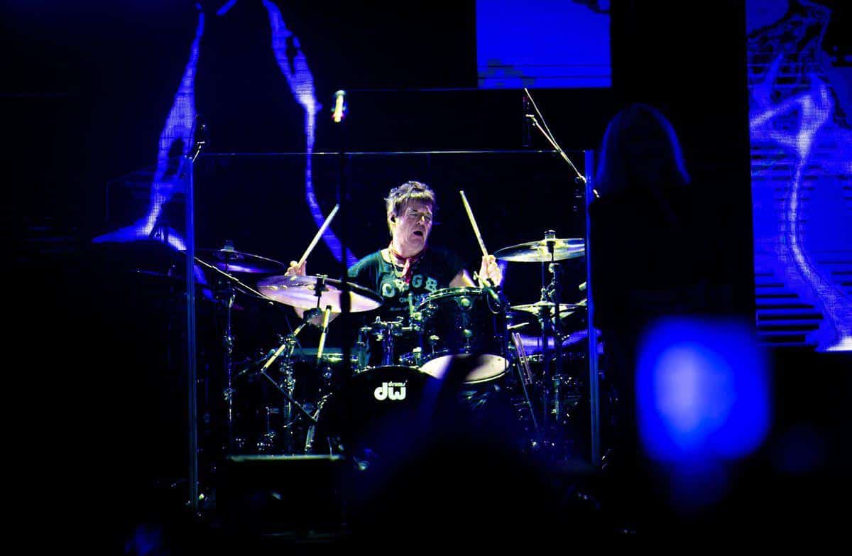 Blondie en Obras: corazón irrompible - Ahora bien: el grupo no lo aclara hasta el anteúltimo tema del concierto, y en todas las fotos de prensa figura el violero. Tampoco hubo un comunicado fehaciente de parte de Blondie, por lo que el gran porcentaje del público se entera cuando empieza a sonar "One way or another" -con un volumen bajísimo, que se nivela al cuarto tema- y ve que el único que está al frente es Tommy Kessler, parte de la banda desde 2010. 96c94b09 4d95 4292 a3e5 d5eabc4303d6