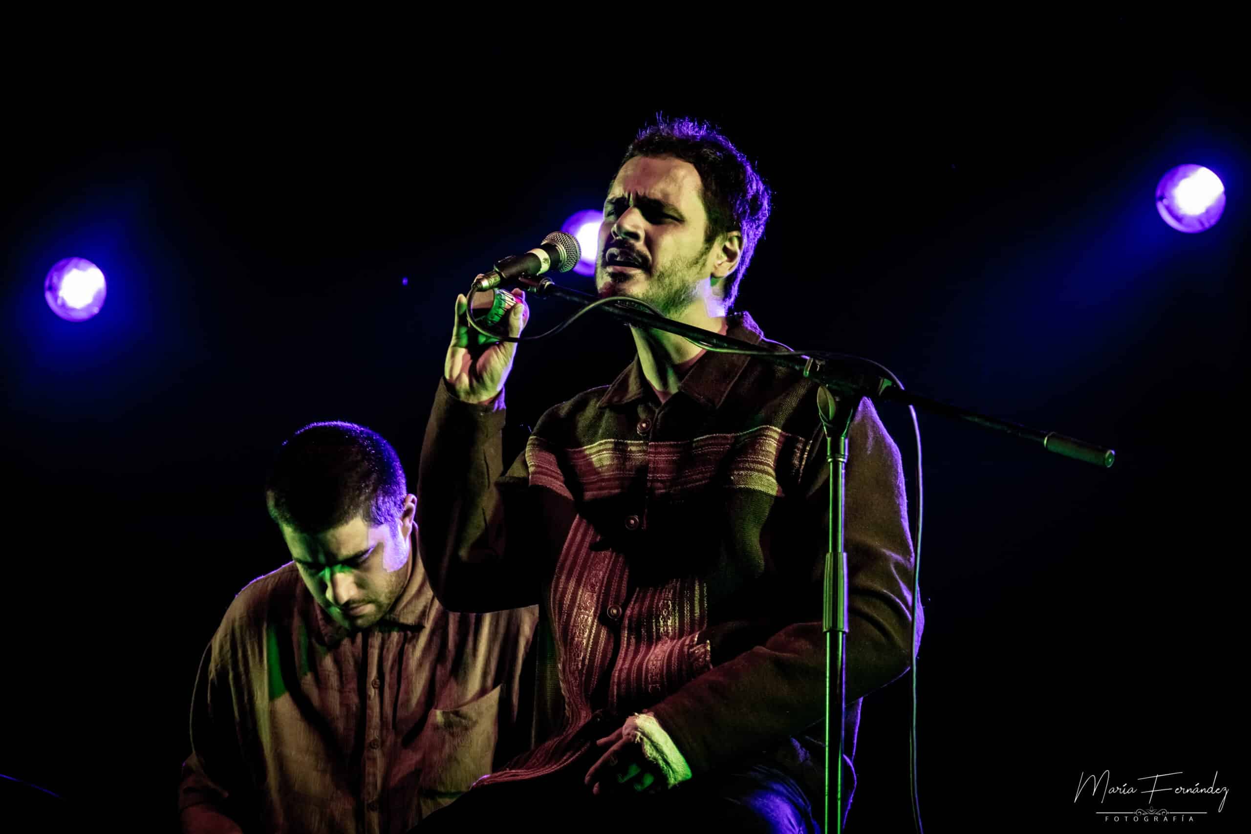 La noche de Babasónicos y El Kuelgue en el Anfiteatro rosarino - El compositor, cantante, multi-instrumentista y productor musical Juani Favre comenzó minutos después de la 20 su set que precedía al de El Kuelgue, grupo con un muy buen presente y un abanico interesante de ritmos y performances. 97750d10 4c9a 422d 9923 93a4eca81b68 scaled
