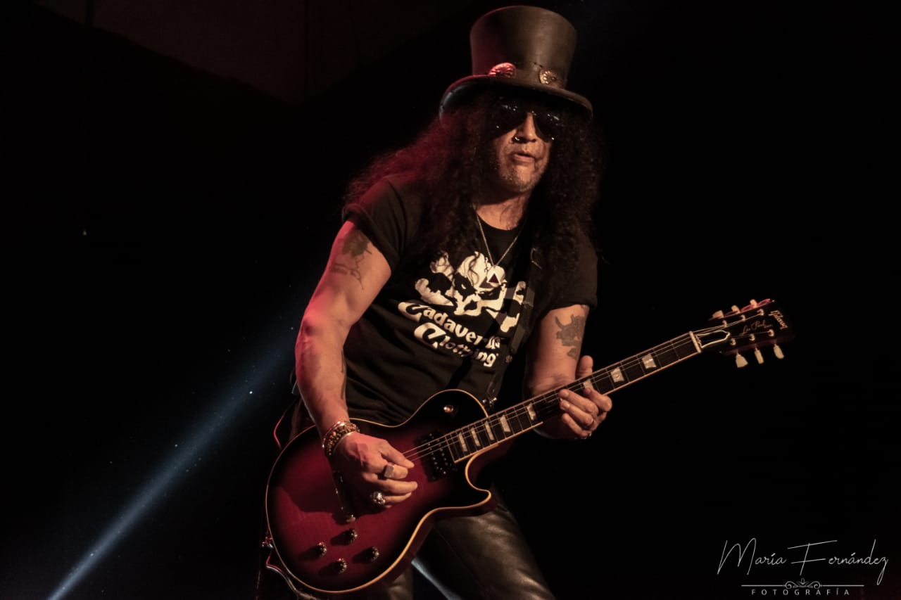 Slash en Rosario: la ópera de las guitarras sangrantes - Slash feat. Myles Kennedy & The Conspirators es una cosa para la voraz industria del streaming y otra cosa, pero mucho más intensa y variada, arriba de un escenario. El quinteto tiene momentos de metal, de grunge y perlas vocales del amplio registro de Kennedy. Se puede imaginar con toques artísticos de la última década del siglo XX y el desenfreno rutinario de la vida de Los Ángeles. Es un grupo con varios abanicos y un estilo muy difícil de encasillar en sus propios subgéneros. Es aburrido ya. Escuchalos... 98842c3c 9cf5 4883 af44 f23b49fe3ea5