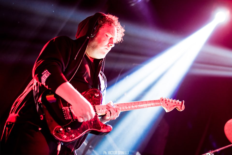 Anathema en Groove: es un sentimiento, no puedo parar - En los últimos años, Anathema ha trabado una relación intensa, especial con el público local. A tal punto que, en su último disco, el sexteto incluyó un clásico cántico popular, grabado en vivo y en directo en su show de 2015 en el Teatro Vorterix. En este contexto, y con la ansiedad de revivir aquel momento, la banda completada por Jamie Cavanagh (bajo), los hermanos John (percusión y batería) y Lee Douglas (voz), y el multi-instrumentista portugués Daniel Cardozo (batería, percusión teclados), visitó nuevamente nuestro país. 9cd5949c 762a 49b4 b8d4 3bac26776f05