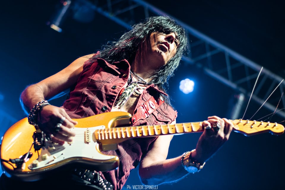 Walter Giardino’s Temple: culto y clásicos en el Vorterix - El guitarrista sacó a la cancha su proyecto solista, acompañado esta vez por el vocalista de Rainbow. Cuando, hace veinte años, Walter Giardino decidió aprovechar el break de Rata Blanca, su banda insignia, para crear Temple y dar rienda suelta a su impronta creativa más genuina – estilo que se plasmaría con claridad en el nuevo rumbo que tomaría Rata a su retorno -, es probable que no esperara ocasionar el revuelo que generó. Temple se transformó, casi instantáneamente, en una banda de culto: sin ir más lejos, muchos de sus seguidores consideran el único trabajo de estudio de la formación, aun hoy, como el mejor de la prolífica carrera del guitarrista.
Desde que, hace algunos años, Temple volvió a los escenarios, sus conciertos son un ritual ineludible. Mientras que, en ocasiones anteriores, el show se dividía en dos (una parte con Temple propiamente dicha, haciendo sus canciones, y otra junto a Joe Lynn Turner, haciendo clásicos metaleros de todos los tiempos), en esta oportunidad, con la presencia del actual y versátil vocalista de Rainbow, el chileno Ronnie Romero, y apoyado en la siempre sólida base Scarcella/Retamozo/Motyczak, el guitarrista encontró la formación ideal para ir de un lado al otro sin sobresaltos. Aquel viernes ventoso, que selló el inicio de la primera gira mundial de la formación (unos días antes se habían presentado en el festival ‘Santiago Gets Louder’, en Chile, aunque tocando unos pocos temas), fue, entonces, un show de culto y, a la vez, una verdadera fiesta de clásicos. La velada, que arrancó cerca de las 21:30 con "Corte porteño" y "Sobre la raya", recorrió el primer y único disco de la banda casi de punta a punta: sonaron, además, "Héroe de la eternidad", "Cacería", "Azul y negro" (con la participación especial de Javier Barrozo), el excelso instrumental "La danza del fuego" y "Alquimia".
La formidable colaboración entre Giardino y Romero tendría, sin embargo, sus puntos más altos, quizás por comodidad del cantante, en los clásicos. Esta vez intercalados entre las composiciones originales, la lista consumiría más de la mitad del show: "Man on the Silver Mountain", "Street of Dreams", "Catch the Rainbow" y "Lost in Hollywood", de Rainbow; "Crying in the rain"; de Whistenake; "Neon Knights", de Black Sabbath; "Mistreated", "Speed King" y, para cerrar a toda máquina, "Burn"; de Deep Purple. 9db6b510 ca46 4a1f af14 6bd477519c3c