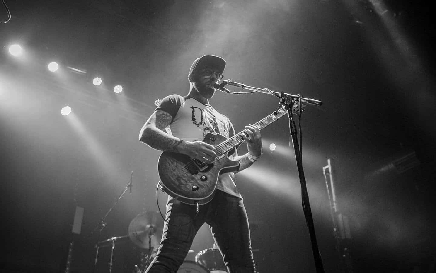 Carajo en Groove: todo sigue igual de bien - El 25 de mayo de 2001, Carajo daba su primer recital, en el Whisky a Go Go y junto a Nativo. Desde esa época, muchas cosas siguieron iguales. A saber: dieciocho años después, Corvata, Tery Langer y Andy Vilanova continúan siendo su columbra vertebral. Y aunque distintos políticos se hayan sucedido, el país aún atraviesa una situación muy comprometida. El segundo factor que se mantiene en Carajo es el profesionalismo, y es lo que más los destaca sobre otros grupos. 9eedd324 c5c2 4037 ac3b c5161e54562f