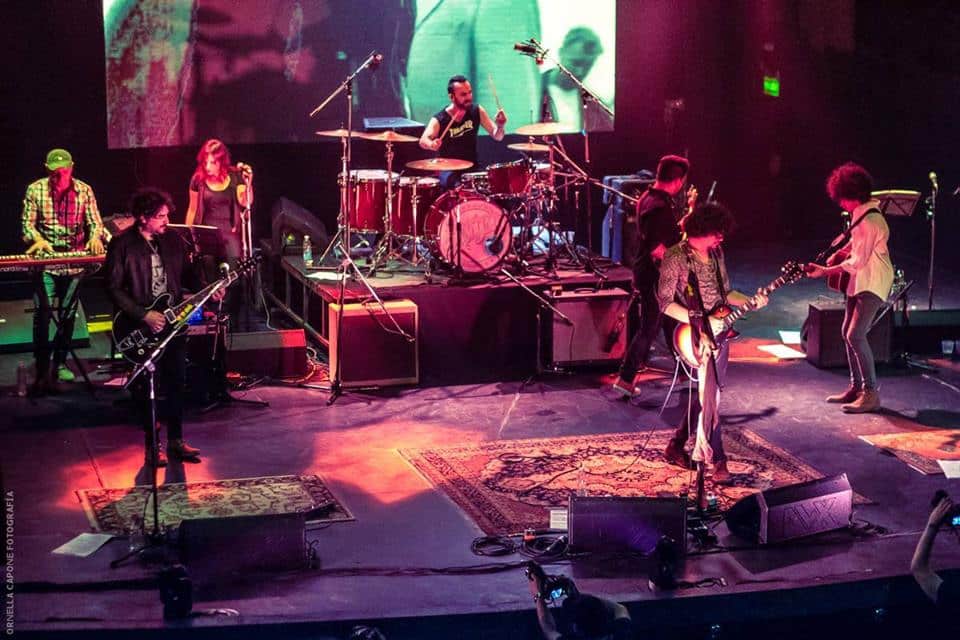 Manjar celebró sus 6 años en Vorterix - El primer invitado de la noche fue el ex guitarrista de Manjar, que desde hace dos años no toca con ellos, interpretaron una gran versión de "Buscandote" de su primer disco "Naciendo otra vez". Los segundos invitados fueron los muchachos de Rocas Viejas, quienes subieron a tocar luego de que se hiciera mención de una anécdota que comparten "Hace algunos años atrás fui para Avellaneda y conocí a unos muchachos que tocan rock and roll, se habían quedado sin guitarrista y toque con ellos de gira en la costa. Gracias a ellos aprendí lo que es la autogestión". 9f7f8e64 0af0 4997 9064 d3068c59b916