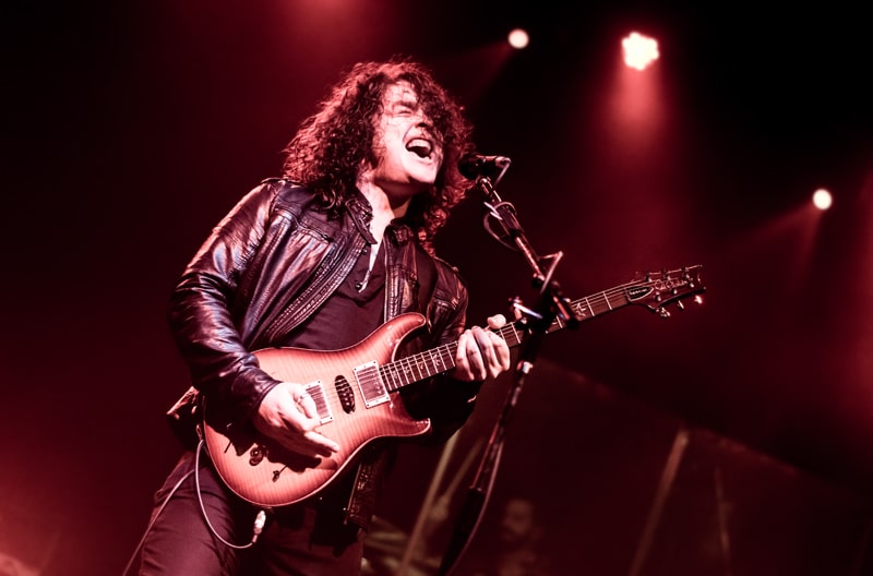 Anathema presentó "Distant Satellites" en el Vorterix - Desde temprano una espesa bruma tiñe el barrio de Colegiales. No es una bruma real, de esas que hacen entrecerrar los ojos y forzar la mirada para atinar a enfocar algo. No. Es un clima, es una metáfora que flota transformando todo lo que la rodea. Es que ya se palpita esa tranquila, profunda y alegre melancolía que transmite Anathema en cada una de sus composiciones.