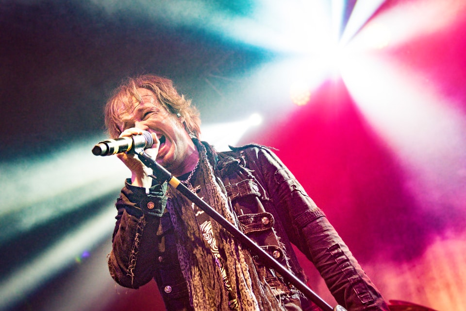 Avantasia: una noche en la Tierra Prometida - Tobias Sammet hace todo bien. Sería una tarea imposible detallar, en algunas pocas palabras, cada momento, cada diálogo entre compañeros, cada palabra de cariño hacia el público, cada tono, cada matiz, cada todo de lo ocurrido en las más de 3 hs de show que brindo Avantasia. Pero esta parece ser una buena síntesis: Tobias Sammet hace todo bien. Avantasia