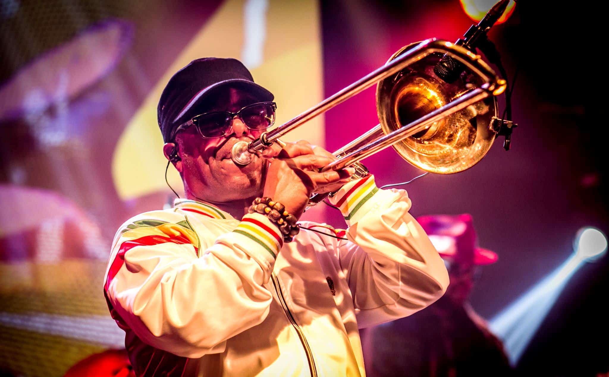 Brinsley Forde: "Los políticos se van a destruir ellos mismos" - El Dub Festival seguirá el viernes 3 de febrero en La Plata (Teatro Ópera), el jueves 9 en Pergamino (El Nacional), el viernes 10 en Rosario (Teatro Vorterix) y el sábado 11 en Córdoba (Refugio Guernica). ¿Se agregarán más shows? Brinsley4