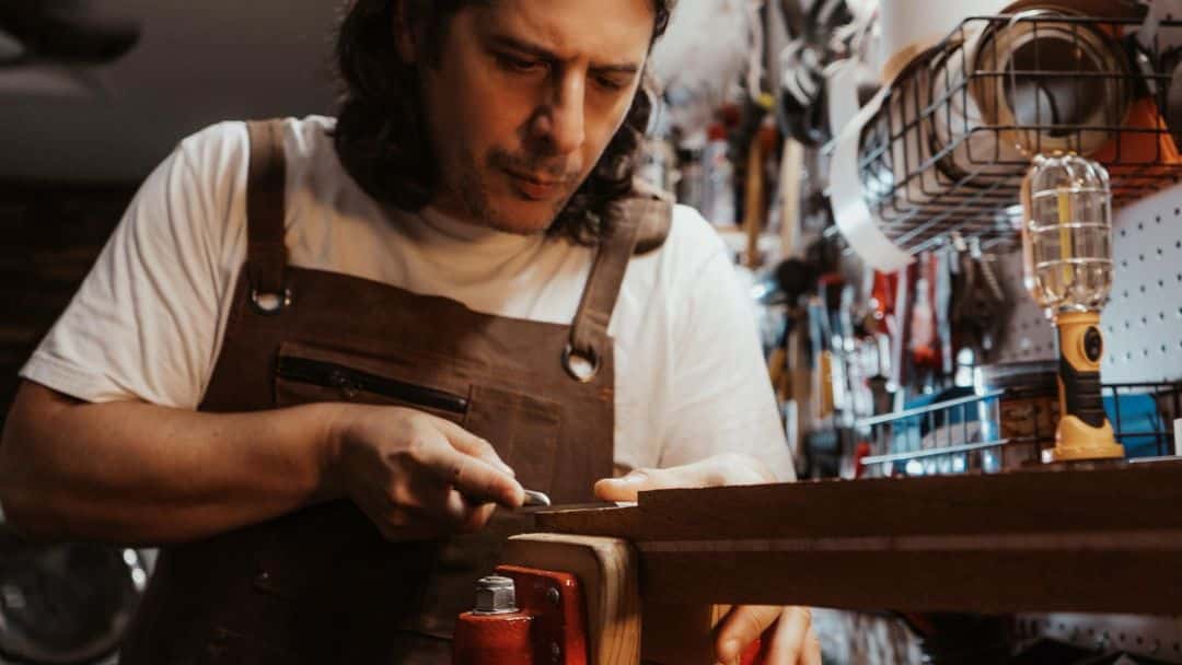 Daniel Carneglia: "Es mi arte y cada guitarra está construida con la misma pasión" - Su amor por el instrumento lo llevó a convertirse en uno de los luthiers más reconocidos de Argentina, Estados Unidos y Europa. Tal es así que hasta el propio Slash lo convocó y marcó uno de los momentos más importantes de su carrera. Daniel Carneglia