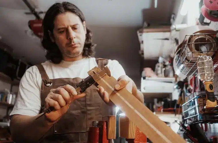 Daniel Carneglia: "Es mi arte y cada guitarra está construida con la misma pasión" - Su amor por el instrumento lo llevó a convertirse en uno de los luthiers más reconocidos de Argentina, Estados Unidos y Europa. Tal es así que hasta el propio Slash lo convocó y marcó uno de los momentos más importantes de su carrera. Daniel Carneglia