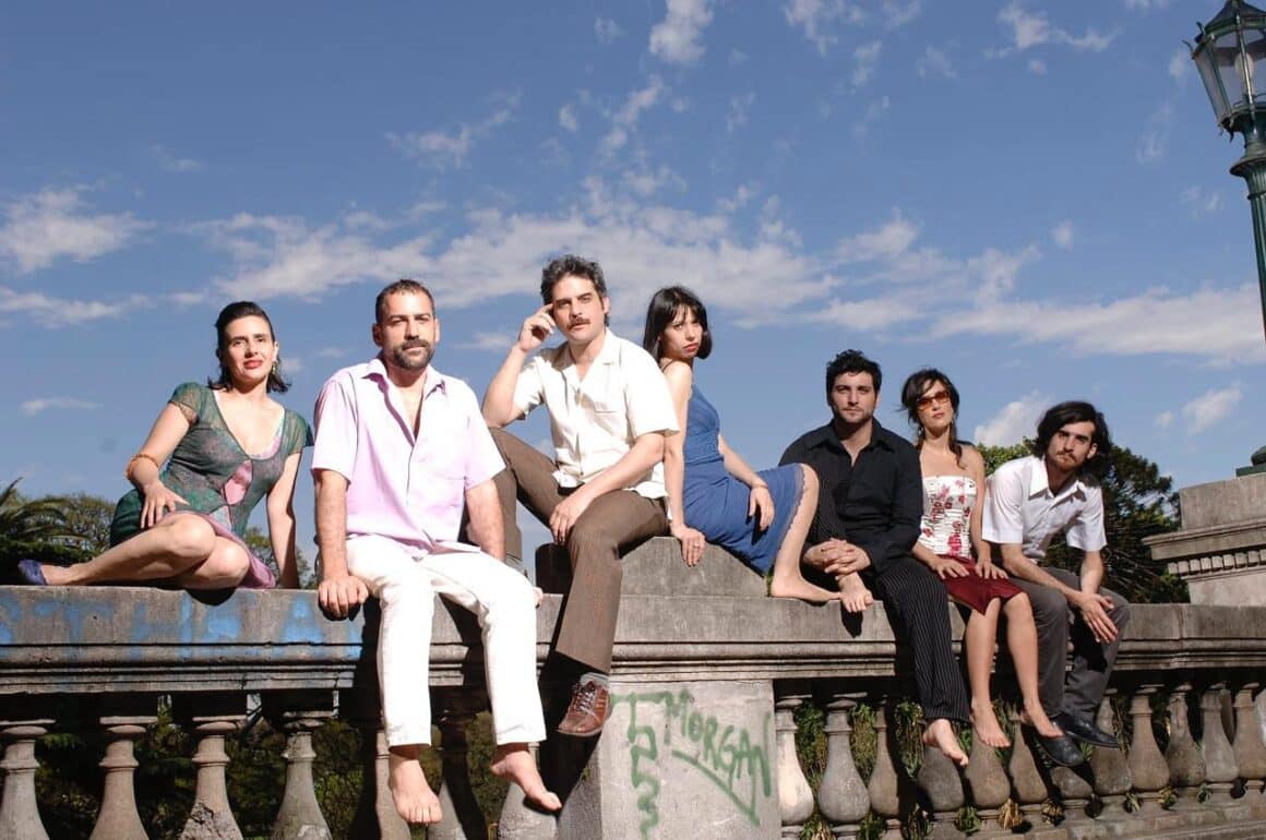 Me darás mil hijos - La trayectoria de este grupo se remonta allá por 2001, cuando los hermanos Fernández, Gustavo Semmartin, Carolina Flechner y el ex-Cornelio y Visitantes Federico Ghazarossian se unieron en pos de una experimentación sonora que dio como resultado la necesidad de incorporar nuevos instrumentistas. Me darás mil hijos, 2008. Foto: Nora Lezano