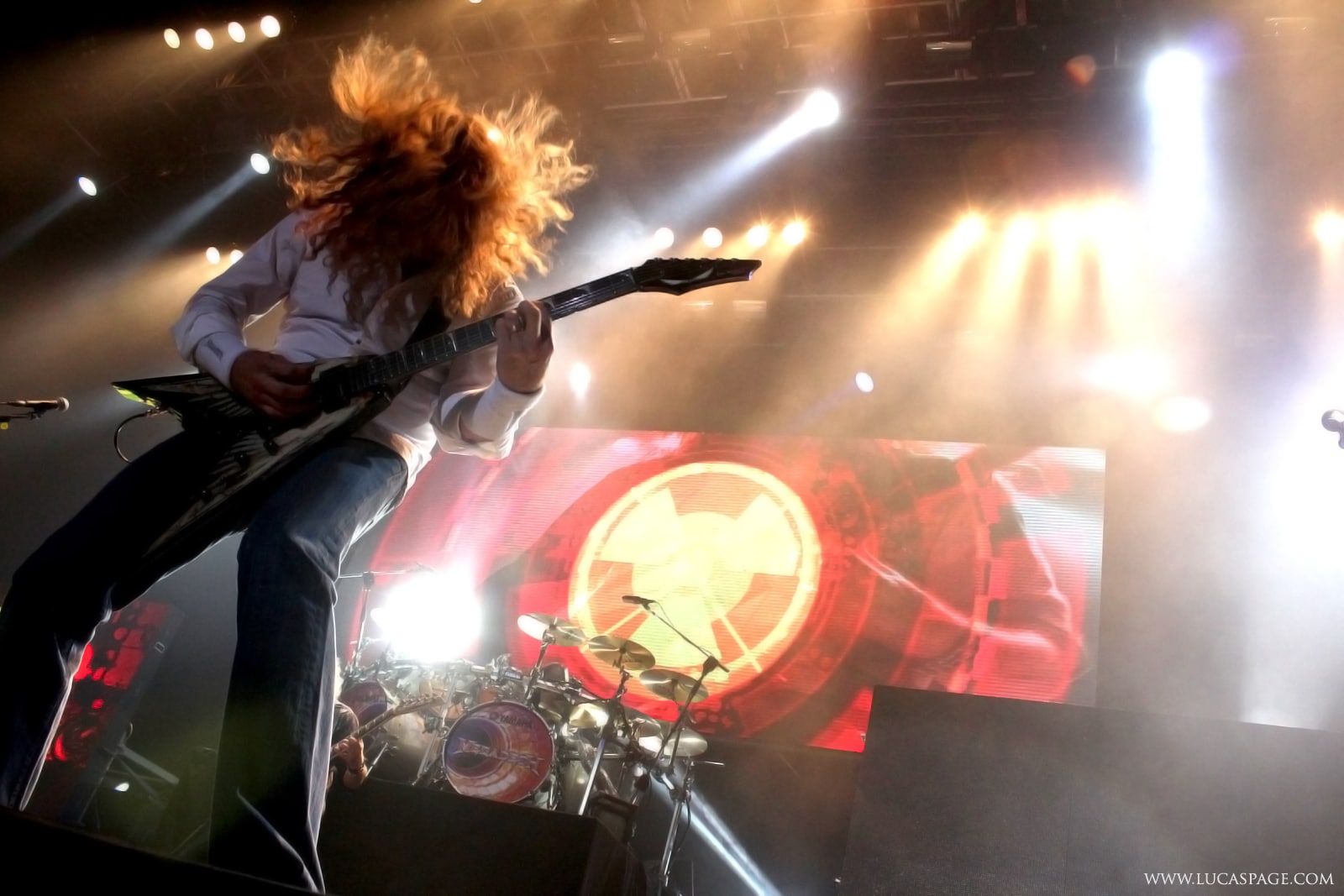 Megadeth en Buenos Aires: sinfonía indestructible - Megadeth lanzó uno de sus discos claves en 1994. Por tal razón, cuando se comunicó que la banda volvería a Paternal y festejaría los veinte años de ese álbum, se intuyó que no sería una visita más. La celebración era inminente: las entradas, los carteles y los anuncios radiales anunciaban a "Youthanasia" en primera plana. Pero con el correr de los meses, la información mutó. Megadeth Lucas Page 2