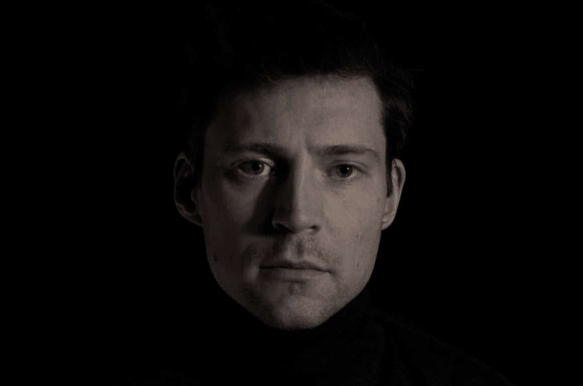 Nathanael Saposnikoff: "Sería una extensión del paisaje establecido en Wanderer" - Mientras se prepara para el lanzamiento integral de su próximo disco, Nathanael Saposnikoff pone de manifiesto los cortes "Wanderer" (2023) y "Trail of Fools" (2024) como un pantallazo del punto de inflexión creativo que atraviesa y comparte con diferentes colaboradores a nivel internacional. En charla con Rock.com.ar profundiza sobre su reciente su creación, las repercusiones del primer sencillo y los siguientes objetivos que marca el calendario. Nathanael Saposnikoff