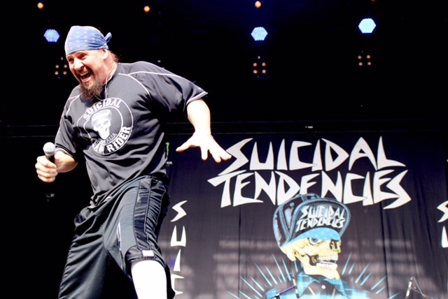 Suicidal Tendencies: "Si opinás como Phil Anselmo, no ayudás en nada" - El cantante de Suicidal Tendencies es un tipo familiero. Cuando su hijito lo interrumpe en el medio de la entrevista pide disculpas y le contesta amablemente. Y de alguna manera debe estar agradecido, porque sus parientes fueron quienes lo sacaron de las sombras a principios de los 2000. Suicidal Tendencies 2