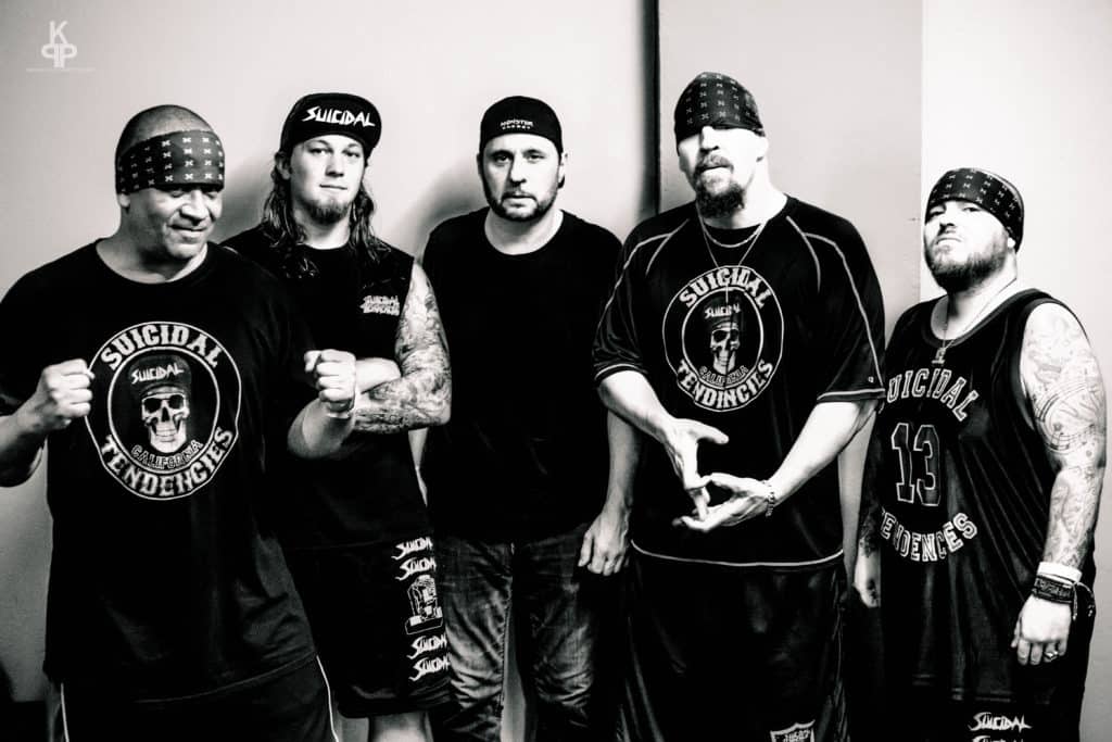 Suicidal Tendencies: "Si opinás como Phil Anselmo, no ayudás en nada" - El cantante de Suicidal Tendencies es un tipo familiero. Cuando su hijito lo interrumpe en el medio de la entrevista pide disculpas y le contesta amablemente. Y de alguna manera debe estar agradecido, porque sus parientes fueron quienes lo sacaron de las sombras a principios de los 2000. Suicidal Tendencies 3