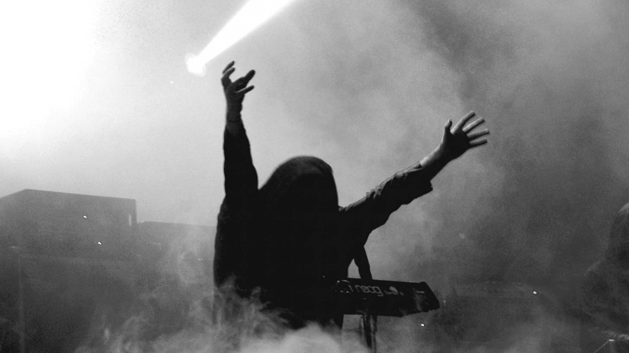 Sunn O))) en Londres: dentro del show más extremo del mundo - Varios testigos dijeron que, quienes están en la primera fila de los shows de Sunn O))), sienten como si estuvieran en frente de “un avión 747 despegando”. La comparación es válida: Stephen O’Malley y Greg Anderson son los pilotos de este gran avión del drone. Pero, como en todo vuelo, en este concierto hay jet lag. SunnO1
