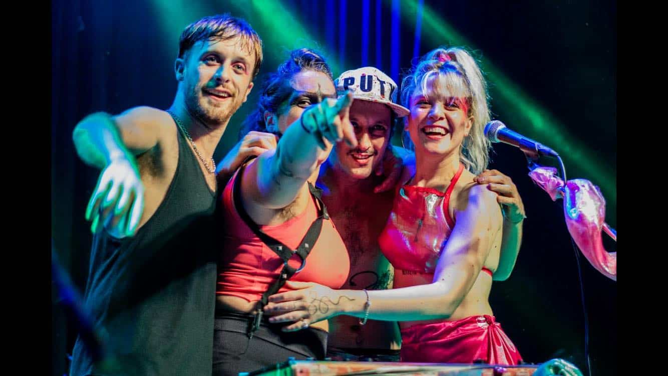 Los Rusos Hijos de Puta llegan a Mono con su nuevo disco - La Rusa Luludot Viento, Flor Mazzone, Julián Desbats y Santi Mazzanti tocarán el viernes 7 de septiembre en la esquina de Santa Fe y Santiago, presentando en Rosario su disco "Nos vamos a morir de hacer estrategias de amor".
Los Rusos Hijos de Puta (ph: Julieta Briola) aterrizan en Rosario con, con los Helena Nav como invitados, en el marco del Estrategias de Amor Tour y las anticipadas se consiguen en la disquería de Córdoba 1369, en la tienda de Corrientes 755 (Palace Garden) y en SuperEntrada.
"Nos vamos a morir de hacer estrategias de amor" es el segundo álbum de Los Rusos Hijos de Puta, que incluye 10 canciones producidas por Guillermo Beresñak. El material llega dos años después de su trabajo debut, disponible en formato físico y digital.
El cuarteto que se formó en la ciudad de Zárate está instalado artísticamente en Buenos Aires, inició giras por distintas provincias de Argentina y logró su desembarco internacional: participaron en México del Festival Vive Latino y el Festival Marvin, en Uruguay del Festival Contrapedal, en Perú por el Festival Karavana y en Chile realizaron una gira por varias regiones.
Los Rusos HDP también fueron soporte de los alemanes Die Toten Hosen en un show que realizaron en Argentina. Quedate escuchando el Picando Discos de "Nos vamos a morir de hacer estrategias de amor": a4c0c2fb 0df4 4c77 a70e 0625a70c33c7