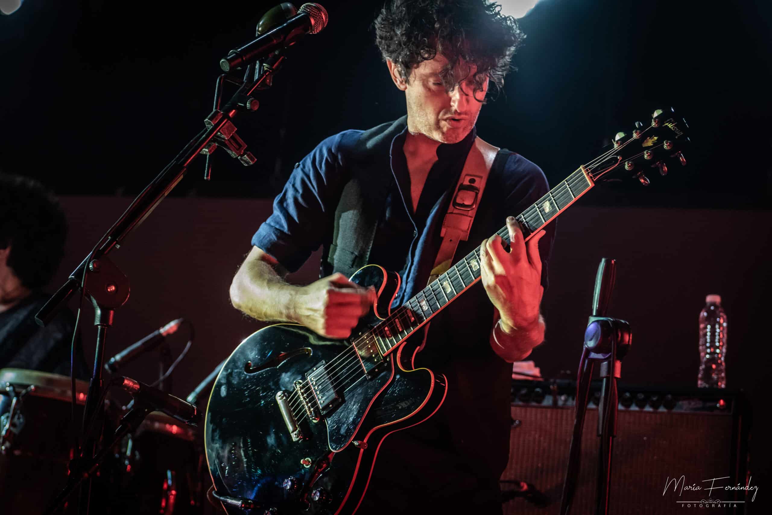 La noche de Babasónicos y El Kuelgue en el Anfiteatro rosarino - El compositor, cantante, multi-instrumentista y productor musical Juani Favre comenzó minutos después de la 20 su set que precedía al de El Kuelgue, grupo con un muy buen presente y un abanico interesante de ritmos y performances. a579e77e 26a9 4f0d 90b5 2ecea869e2da scaled