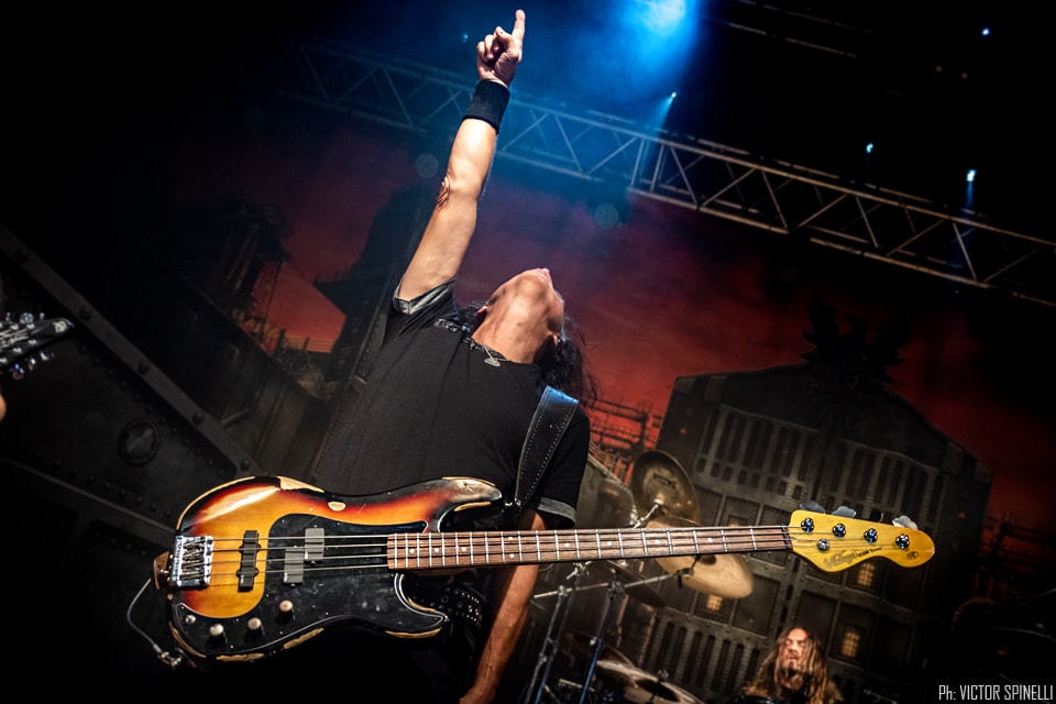 Accept en Flores: siempre con un as bajo la manga - Cuando falta sólo media hora para el concierto de Accept, uno de los cuatro paneles que están sobre el escenario se cae. Las placas están armadas con varillas de metal y una gran tela. Aún así, el estruendo ante el "derrumbe" es significativo y más de uno se da vuelta a ver qué ocurre. Parece que uno de los tornillos que había en la escenografía -basada en la tapa de "The rise of chaos" (2017)- estaba flojo. a873349f ffd1 4c42 af34 37a628e8b347