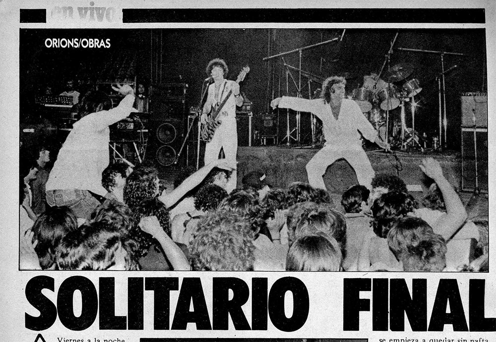 Solitario final: Orions en Obras - Este fin de semana la batalla estuvo entre los Abuelos y los Orions. Claro, son públicos distintos, pero si sólo hubiera tocado uno de los dos... Orions entró a placé, muy cómodo. Ellos lo sabían, no se podían esperar milagros. Además hay como un retroceso del heavy, ya palpable con el fracaso de Riff. Como para sumar todos esos nimores sobre la suspensión del concierto, y que podría ser el último de la banda. La salida era para las 21.30, y uno que se empieza a quedar sin nafta y esas largas colas; para ahorrarse cuánto. La bronca sube porque ya son más de las 22 y el que menos quiere que también le llenen el baúl de combustible. Media hora más tarde se avista Obras, que hace tiempo que dejó de ser familiar. Pero los Orions quisieron hacerlo así y allí. El sudor frío se entibia cuando adentro aún no hay música; media hora más tarde el alivio será reproche por la demora. Poca, muy poca gente para ver a esta banda que conoció plateas más densas. Y ellos salen y hacen lo suyo con total convicción, casi como si les diera lo mismo tocar solos. La musica pasa sin sobresaltos mientras uno piensa cuánto dinero pierde un grupo en un espectáculo como éste, cuánto tiempo desperdiciado les significará. Para Orions esta noche todo fue a menos, aunque ellos hayan dado todo desde arriba ¿para quién? Y todos lo sabían, ellos, nosotros. Ya es hora de pensar un poco las movidas, no queda espacio para el error ni la aventura. Orions perdió en ésta; es una lástima, merecían terminar mejor el año. aeb6fa75 ac97 46f5 881e e8b4368b8808