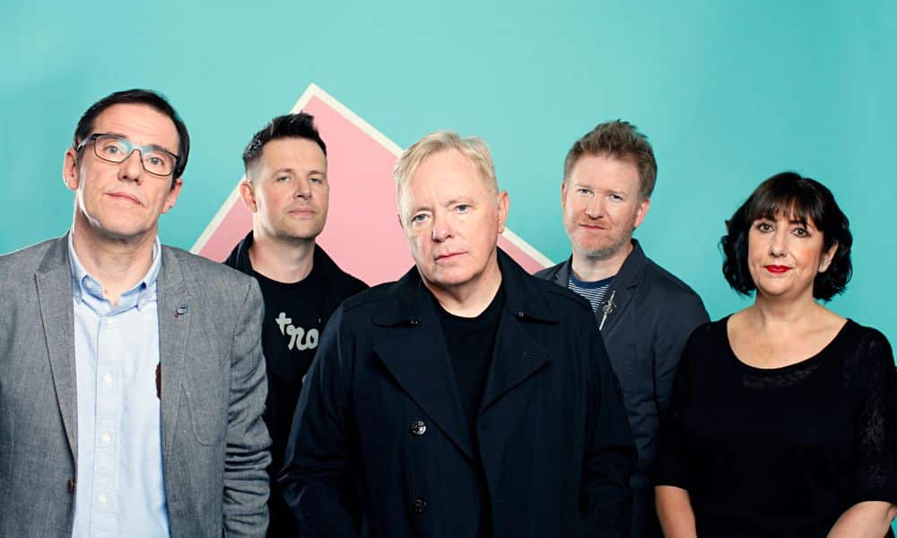 New Order: "Haber trabajado con una orquesta de sintetizadores expandió nuestro sonido" - "Bernard (Sumner) tuvo una inflamación en la garganta hace unos días, cuando tocamos en México. De todas maneras fue un gran recital, y gracias a Dios se recuperó. Pensábamos que iba a empeorarse, ¡y de hecho ahora se lo contagió a Stephen (Morris)! Creo que nos está enfermando a todos", se ríe el guitarrista de New Order del otro lado del teléfono. Pero sus compañeros, el vocalista y baterista respectivamente, no deben estar tan contentos con la situación. aef693be f1a6 4b35 b2b0 d4b75e448a4e
