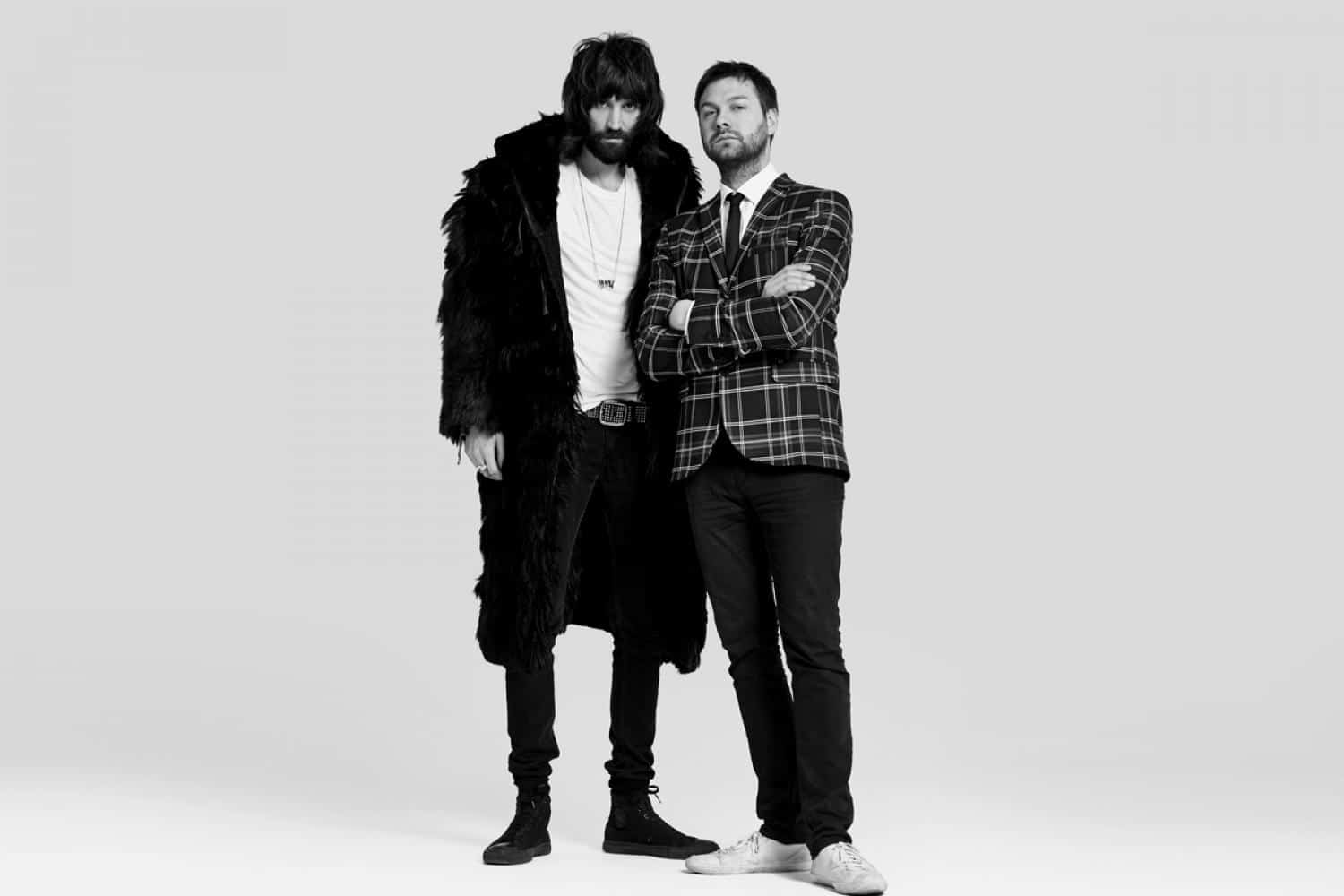Kasabian: "Hay una línea muy fina entre el juicio y la locura" - "El Tinder de nuestro guitar tech está prendido fuego -dice el líder de Kasabian en alusión a quien aparece en la portada de "For crying out loud" (2017)-. ¡Ama esa tapa! Ahora es famoso, y sólo por eso valió la pena incluirlo". Sergio Pizzorno se refiere a Rick Graham, un plomo que los acompaña desde hace unos quince años y que figura en el primer plano de su último álbum… llorando lágrimas digitales. af96591f df87 406c be0c 1522c3221297