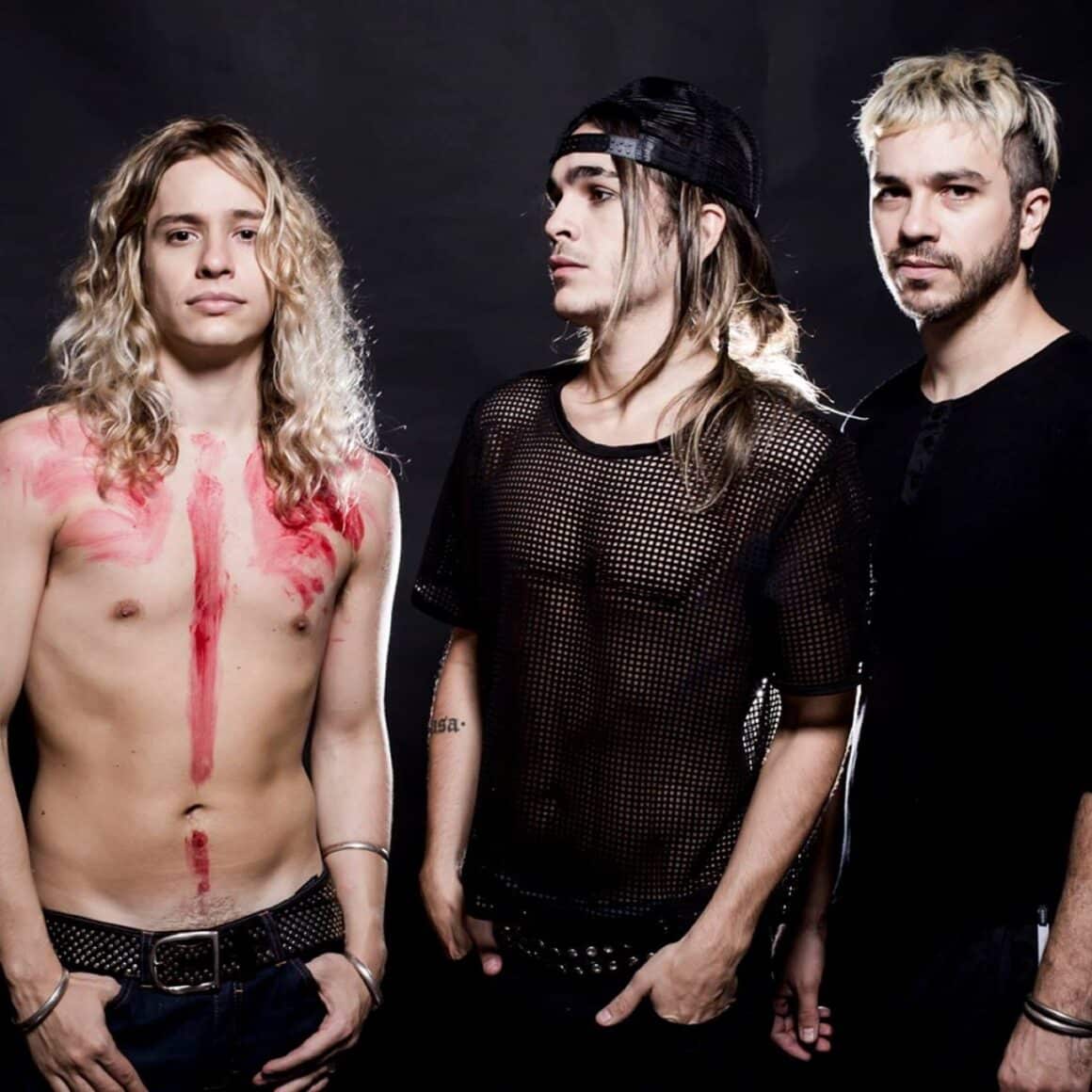 Airbag - La placa debut de Airbag también trajo consigo la premiacion de la cadena MTV como banda revelacion en el 2004 y por la revista Rolling Stone por el mismo rubro. Airbag
