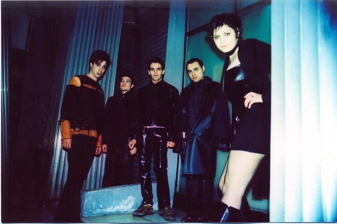 AltoCamet - Luego en el 2007 lanzan En El Parque Remixes un disco que marca el regreso de Canu a la banda recreando los climas de su EP antecesor, pero con un enfoque más bailable y nocturno. Fue producido por Canu y obtuvo un premio Carlos Gardel como Mejor Álbum de Remixes. AltoCamet