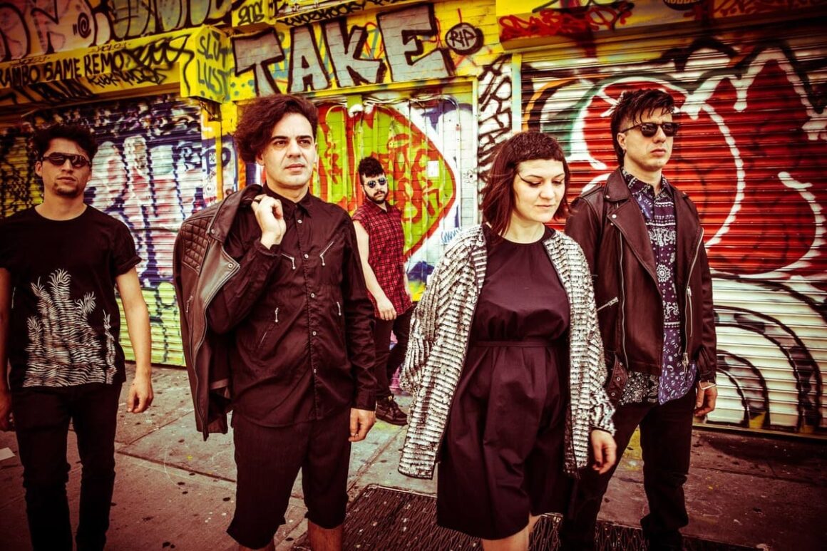 AltoCamet - Luego en el 2007 lanzan En El Parque Remixes un disco que marca el regreso de Canu a la banda recreando los climas de su EP antecesor, pero con un enfoque más bailable y nocturno. Fue producido por Canu y obtuvo un premio Carlos Gardel como Mejor Álbum de Remixes. AltoCamet