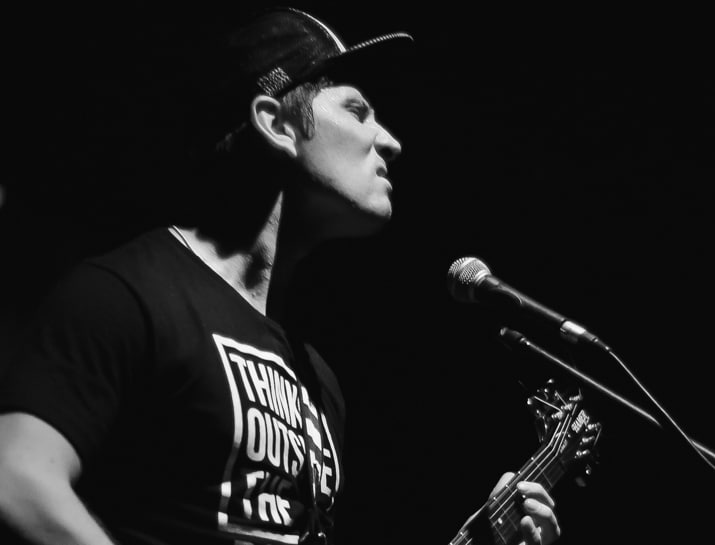 Néctar, antes de The Roxy: "Buenos Aires es nuestro gran desafío" - Luego de diez años de carrera, la banda misionera Néctar tocará el viernes en Capital Federal, con Gaspar Benegas de invitado. Su cantante explica cómo hacerle frente a las adversidades. "Somos conscientes de los circuitos a los que apuntamos", dice Alí Duarte Salum, vocalista de Néctar. "Giramos durante más de una década por toda nuestra provincia, el NEA y ciudades de Córdoba y Paraguay. Ahora, Buenos Aires es nuestro gran desafío. Sabemos que los circuitos a los que apuntamos están en la capital del país, y sentimos que llegamos a un tope en nuestra provincia".
El arribo de Néctar, que ya había tocado en el conurbano bonaerense y que grabó "Lúcido" (2016) en Capital, se da en un contexto más que auspicioso. Será el viernes 1º de junio en The Roxy, en una fecha compartida con los correntinos de Simonimos. "En Misiones no es imposible seguir aprendiendo y creciendo, pero es más lento -admite Alí-. Aún no se naturalizó al músico como un laburante, y a partir de esta presentación queremos abrirnos puertas y seguir creciendo como músicos y como equipo. Buscamos llegar a nuevos lugares, que hace un tiempo sólo percibíamos tenues en el horizonte".
Así y todo, el cantante piensa que el mayor atenuante hoy no se da sólo en Misiones, sino también en el país. "La escena de nuestra provincia es un asunto delicado, y es difícil opinar sin tener sentimientos encontrados -agrega-. Creció enormemente por el apoyo entre las bandas, y sobre todo por parte del público. Ese ida y vuelta es un factor fundamental para motivar a los músicos a que tomen conciencia y que se enfoquen en su arte como una responsabilidad y un desafío. Es fundamental hacer de esto una profesión, un laburo digno. Dentro de la vida, la música es un eslabón básico". Aunque Néctar -que completan Diego Solís en batería y Dani Méndez en guitarra- haya sufrido en un comienzo por la falta de espacios para tocar, eso ya no es un impedimento. "Por la trayectoria, no nos cuenta tanto conseguir fechas en los lugares que se mantienen vigentes. Algunos trabajan con formatos acústicos, mientras que nosotros somos una banda ‘eléctrica’ y disfrutamos del rock con gritos, distorsión y golpes fuertes de batería". ATRAVESANDO LAS TORMENTASPero cuando todo parecía tomar más vuelo, la actividad de Néctar se vio reducida -o alterada- por unos diez meses. Alí tuvo que acompañar a su hijo en un tratamiento médico en Buenos Aires, lo que llevó al grupo a tocar con vocalistas invitados para juntar fondos y ayudar al pequeño en su cura. "Esas cosas nos generaron más ganas de buscarle la vuelta y seguir nuestro camino -admite Alí-. El receso no frenó nuestro proyecto, por el contrario: esperamos volcar esas experiencias a los temas que vendrán. La idea es compartir la percepción de las situaciones simples y complicadas, como parte de la vida y del crecimiento de todos".
Como si fuera poco, el entonces bajista de Néctar (de apellido Medina) recibió denuncias de violencia de género en abril de 2018. Esto los llevó a lanzar un comunicado en el que lo desvinculaban de la banda. "Nada fue esclarecido como quisiéramos, y aún hay muchas cuestiones que no resolvimos. En un primer momento actuamos impulsivamente, y estuvo mal -explica el vocalista, principalmente en referencia al texto que publicaron-. Hay cosas muy delicadas en juego, y nos hallamos en medio de un conflicto serio. Creemos que muchas veces, las redes no ayudan de la mejor manera al esclarecimiento de los hechos. Por el momento, el bajista oficial de Néctar es Leandro Sánchez, quien participó de la grabación de nuestro último disco", explica. EL PRIMER GRAN SINGLEDurante 2008 y 2009, una canción de Néctar pegó fuerte en Posadas y en las ciudades aledañas. Se llamó "Yo no soy de acá", y fue el primer caballito de batalla del grupo. "Es un tema icónico, y tiene que ver con mi llegada a la capital misionera desde el pueblo de Andresito. Cuando me mudé a Posadas surgieron los primeros experimentos y juegos con colegas en un ‘baño musical’, que era un lugar de unos 3x5 metros, en donde tomaron forma varias canciones. Jamás pensamos que tendría tanta repercusión y aceptación: ni siquiera sabíamos que íbamos a formar un grupo, y mucho menos grabar algo", señala Alí.
"‘Yo no soy de acá’ nos sobrepasó, llegó al plano social de una manera que nunca imaginamos. Nos abrió muchos oídos y puertas, y nos acompañó a lo largo de este camino de más de diez años. Toquemos donde toquemos, es la canción mejor recibida -aclara-. Aunque surgió espontáneamente, casi como un escupitajo, es nuestra punta de lanza. Nos dio, da y dará mucha alegría y satisfacción. Nos abrió un puente entre la banda y los oyentes". BIEN LÚCIDOSNéctar se instaló por varios días en Buenos Aires en 2015, para grabar un disco que vería la luz al año siguiente. "Fue un gran paso, y al ser el segundo álbum, lo laburamos de una manera distinta. Trabajamos con pre-producción, ampliamos el equipo técnico y sumamos a varias personas. También buscamos una estética y un fundamento para nuestro arte. Por eso vamos a encarar diferente el siguiente disco. Como puntapié inicial, ya hay algunos temas inconclusos de esa época que quedaron dando vueltas. También tenemos ideas nuevas, pero aún no se sabe para qué lado irá ese material. Si bien apuntamos a hacer temas ‘fuertes’, estamos incursionando en otros aspectos de la música. La única limitación es no dejar de ser nosotros mismos". Ampliando el concepto del próximo álbum, el cantante agrega: "No nos faltan ganas de grabarlo en Buenos Aires, aunque también existe la posibilidad de hacerlo en Misiones. Tenemos amigos y colegas profesionales que trabajan hace mucho en nuestra provincia y que siguen mejorando las condiciones técnicas y optimizando el laburo que nos gustaría hacer". LA FECHA EN THE ROXY"Con Simonimos nos conocimos hace unos años en un Pre-Taragüí Rock -dice Alí sobre los correntinos con los que van a compartir escenario el viernes-. Entre los grupos del NEA, las giras y las fechas en otras provincias se generan siempre así. Es una gran ayuda poder tocar por ‘intercambio’, ya que se abren las posibilidades de lugares y público, y es una alegría poder hacer amistades de la mano de la música. Lo que nos vincula con ellos es el modo de trabajar. Desde un primer momento sentimos que se organizan y trabajan de una manera similar a la nuestra, y eso nos da confianza y ganas para encarar cosas juntos".
Con semejante unión entre los dos grupos, Alí no deja de demostrar su entusiasmo por el show. "Estamos muy ansiosos y motivados, ¡y vamos a romper todo! Esta fecha es especial, porque le vamos a mostrar a la gente de Capital lo que hacemos en el interior, cómo lo hacemos, y sobre todo, por qué lo hacemos. Como banda de Misiones, el tinte más particular es nuestro origen y la pasión con la que tocamos. Va a tener un gustito extra ser ‘unos completos desconocidos’ en la meca cultural del país. Como broche de oro y para que no sea una completa sorpresa, tendremos de invitado de lujo a Gaspar Benegas -guitarrista del Indio Solari y ex Las Manos de Filippi-, quien grabó su magia en ‘Lúcido’ y accedió a subirse con nosotros en The Roxy". ¿Necesitás más razones para ir?
Néctar y Simonimos tocarán el viernes 1º de junio en The Roxy Live (Niceto Vega 5542), a partir de la medianoche. Las anticipadas se consiguen a $200 por sistema AllAccess. b0079943 bb05 454c a8d5 e0c42867d8d4
