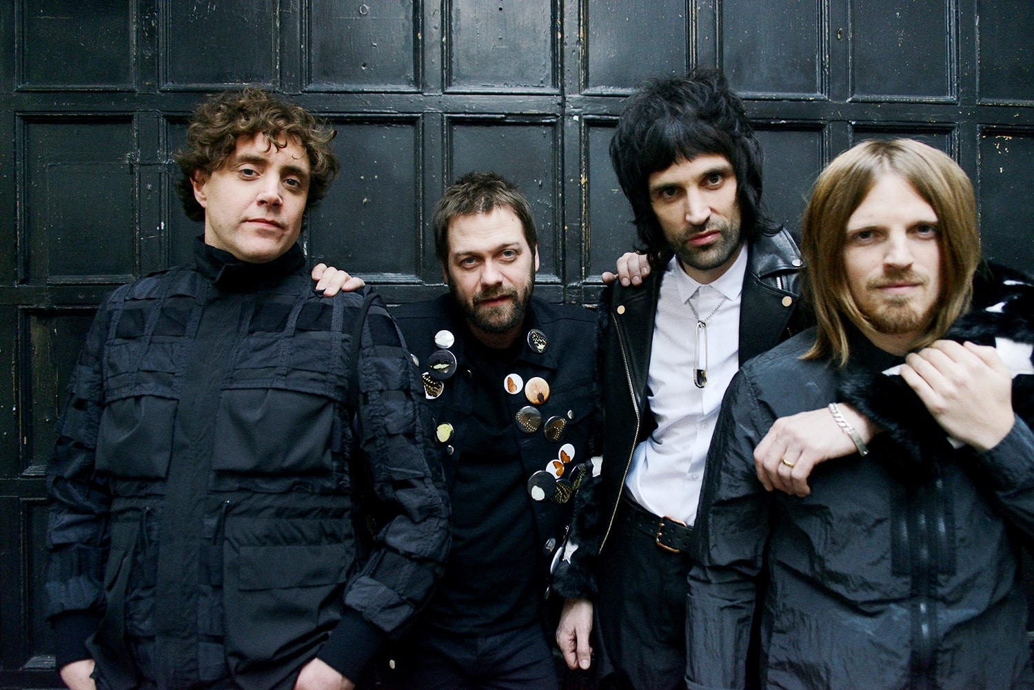 Kasabian: "Hay una línea muy fina entre el juicio y la locura" - "El Tinder de nuestro guitar tech está prendido fuego -dice el líder de Kasabian en alusión a quien aparece en la portada de "For crying out loud" (2017)-. ¡Ama esa tapa! Ahora es famoso, y sólo por eso valió la pena incluirlo". Sergio Pizzorno se refiere a Rick Graham, un plomo que los acompaña desde hace unos quince años y que figura en el primer plano de su último álbum… llorando lágrimas digitales. b040e79c 955a 469d ab0f 82f0ea9109ce