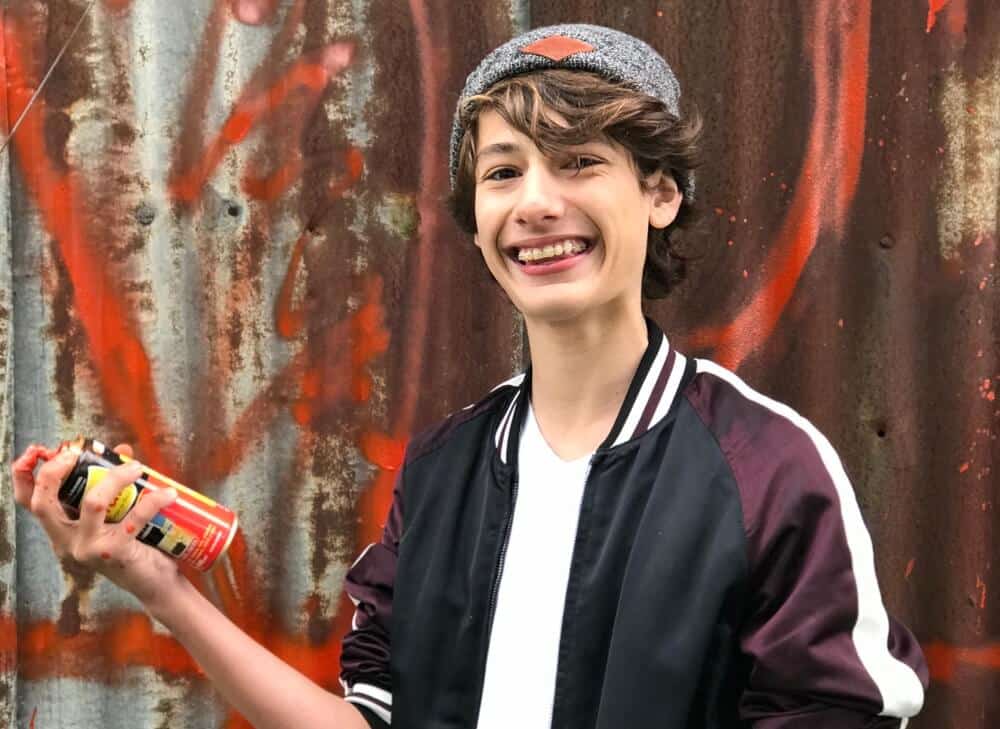 Con apenas 14 años Facundo Russo lanza su single debut - Su pasión por el arte nace a muy temprana edad. Además de músico y compositor Facundo también se dedica a la actuación. "Tengo recuerdo míos cantando a cualquier edad, en cambio mi pasión por la actuación surgió a los 7 años con las clases de teatro del colegio que eran el único momento donde podía desarrollar mi creatividad de una manera excelente". En cuanto a su formación, empezó a estudiar canto a los 7 años con clases particulares en diferentes academias. Actualmente se encuentra estudiando en la Academia Grassi del músico y compositor Ángel Mahler un flamante espacio cultural en Pilar que dicta talleres vinculados a la música, las danzas y la pintura.
Con marcadas influencias musicales, Facundo se destaca en sus redes sociales por realizar covers de los artistas de moda. "Mis influencias musicales son generalmente del pop ya sea en español o en inglés". Entre las canciones que gusta interpretar, dándole su impronta personal, se encuentran: Ariana Grande, Shawn Mendes, Billie Eilish, Tini Stoessel, Lady Gaga, Madison Beer, Camila Cabello, Khalid, Charlie Puth, Julia Michaels, Dua Lipa y Bruno Mars entre otros.
Domino Effect es una canción original recientemente lanzada que habla básicamente de la vida. La letra narra que ésta es una y que "hay que vivirla sin pensarlo dos veces" experimentar, probar y disfrutar, es uno de los lemas cruciales del tema. La letra también cuenta que "si uno quiere algo lo tiene que intentar a toda costa ya que nadie lo va a hacer por vos", destaca Facundo. Cuando la canción dice "Domino Effect" hace referencia al efecto dominó, a la representación de una nueva etapa o ciclo. "Mi intención es darle a entender a la audiencia que mi efecto dominó ya empezó y que deberían estar preparados para lo que se viene".
Curiosamente, la misma fue grabada en los estudios de Ideo Music sin la ayuda de productores. Simplemente Facundo y su idea. Asimismo, la grabación del videoclip, que se encuentra disponible en Youtube, fue 100% casera. De hecho nació a partir de un brainstorming de ideas junto a su madre.
El hecho de cantar en inglés, siempre fue una preferencia para Facundo porque al ser el castellano su lengua natal el inglés le ha causado curiosidad e intriga "Siempre que canto una canción en inglés siento que cumplí un logro. De alguna u otra forma, con los años esto se me fue facilitando hasta incluso poder componer".
Para lo que resta de 2019, Facundo Russo planea seguir conquistando las plataformas virtuales con sus videos en Instagram. "La idea es además de estar activo en las redes, poder sacar más singles" aclara y además agrega que tiene intenciones de realizar presentaciones en vivo.
Con tan solo 14 años y mucha carrera por delante. Facundo anhela ser escuchado en el país e internacionalmente siempre a base de esfuerzo y dedicación a sus proyectos. Admite que la industria musical es complicada pero tiene la certeza de que en algunos años su carrera podría despegar. La energía está puesta en ello. b081c48b 27fa 43a8 9675 601c088efd59