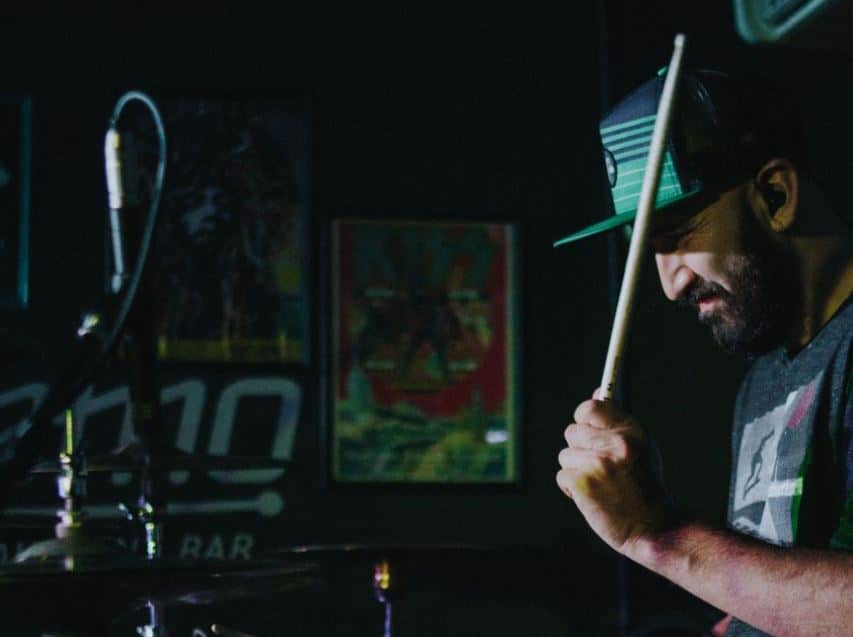 Néctar, antes de The Roxy: "Buenos Aires es nuestro gran desafío" - Luego de diez años de carrera, la banda misionera Néctar tocará el viernes en Capital Federal, con Gaspar Benegas de invitado. Su cantante explica cómo hacerle frente a las adversidades. "Somos conscientes de los circuitos a los que apuntamos", dice Alí Duarte Salum, vocalista de Néctar. "Giramos durante más de una década por toda nuestra provincia, el NEA y ciudades de Córdoba y Paraguay. Ahora, Buenos Aires es nuestro gran desafío. Sabemos que los circuitos a los que apuntamos están en la capital del país, y sentimos que llegamos a un tope en nuestra provincia".
El arribo de Néctar, que ya había tocado en el conurbano bonaerense y que grabó "Lúcido" (2016) en Capital, se da en un contexto más que auspicioso. Será el viernes 1º de junio en The Roxy, en una fecha compartida con los correntinos de Simonimos. "En Misiones no es imposible seguir aprendiendo y creciendo, pero es más lento -admite Alí-. Aún no se naturalizó al músico como un laburante, y a partir de esta presentación queremos abrirnos puertas y seguir creciendo como músicos y como equipo. Buscamos llegar a nuevos lugares, que hace un tiempo sólo percibíamos tenues en el horizonte".
Así y todo, el cantante piensa que el mayor atenuante hoy no se da sólo en Misiones, sino también en el país. "La escena de nuestra provincia es un asunto delicado, y es difícil opinar sin tener sentimientos encontrados -agrega-. Creció enormemente por el apoyo entre las bandas, y sobre todo por parte del público. Ese ida y vuelta es un factor fundamental para motivar a los músicos a que tomen conciencia y que se enfoquen en su arte como una responsabilidad y un desafío. Es fundamental hacer de esto una profesión, un laburo digno. Dentro de la vida, la música es un eslabón básico". Aunque Néctar -que completan Diego Solís en batería y Dani Méndez en guitarra- haya sufrido en un comienzo por la falta de espacios para tocar, eso ya no es un impedimento. "Por la trayectoria, no nos cuenta tanto conseguir fechas en los lugares que se mantienen vigentes. Algunos trabajan con formatos acústicos, mientras que nosotros somos una banda ‘eléctrica’ y disfrutamos del rock con gritos, distorsión y golpes fuertes de batería". ATRAVESANDO LAS TORMENTASPero cuando todo parecía tomar más vuelo, la actividad de Néctar se vio reducida -o alterada- por unos diez meses. Alí tuvo que acompañar a su hijo en un tratamiento médico en Buenos Aires, lo que llevó al grupo a tocar con vocalistas invitados para juntar fondos y ayudar al pequeño en su cura. "Esas cosas nos generaron más ganas de buscarle la vuelta y seguir nuestro camino -admite Alí-. El receso no frenó nuestro proyecto, por el contrario: esperamos volcar esas experiencias a los temas que vendrán. La idea es compartir la percepción de las situaciones simples y complicadas, como parte de la vida y del crecimiento de todos".
Como si fuera poco, el entonces bajista de Néctar (de apellido Medina) recibió denuncias de violencia de género en abril de 2018. Esto los llevó a lanzar un comunicado en el que lo desvinculaban de la banda. "Nada fue esclarecido como quisiéramos, y aún hay muchas cuestiones que no resolvimos. En un primer momento actuamos impulsivamente, y estuvo mal -explica el vocalista, principalmente en referencia al texto que publicaron-. Hay cosas muy delicadas en juego, y nos hallamos en medio de un conflicto serio. Creemos que muchas veces, las redes no ayudan de la mejor manera al esclarecimiento de los hechos. Por el momento, el bajista oficial de Néctar es Leandro Sánchez, quien participó de la grabación de nuestro último disco", explica. EL PRIMER GRAN SINGLEDurante 2008 y 2009, una canción de Néctar pegó fuerte en Posadas y en las ciudades aledañas. Se llamó "Yo no soy de acá", y fue el primer caballito de batalla del grupo. "Es un tema icónico, y tiene que ver con mi llegada a la capital misionera desde el pueblo de Andresito. Cuando me mudé a Posadas surgieron los primeros experimentos y juegos con colegas en un ‘baño musical’, que era un lugar de unos 3x5 metros, en donde tomaron forma varias canciones. Jamás pensamos que tendría tanta repercusión y aceptación: ni siquiera sabíamos que íbamos a formar un grupo, y mucho menos grabar algo", señala Alí.
"‘Yo no soy de acá’ nos sobrepasó, llegó al plano social de una manera que nunca imaginamos. Nos abrió muchos oídos y puertas, y nos acompañó a lo largo de este camino de más de diez años. Toquemos donde toquemos, es la canción mejor recibida -aclara-. Aunque surgió espontáneamente, casi como un escupitajo, es nuestra punta de lanza. Nos dio, da y dará mucha alegría y satisfacción. Nos abrió un puente entre la banda y los oyentes". BIEN LÚCIDOSNéctar se instaló por varios días en Buenos Aires en 2015, para grabar un disco que vería la luz al año siguiente. "Fue un gran paso, y al ser el segundo álbum, lo laburamos de una manera distinta. Trabajamos con pre-producción, ampliamos el equipo técnico y sumamos a varias personas. También buscamos una estética y un fundamento para nuestro arte. Por eso vamos a encarar diferente el siguiente disco. Como puntapié inicial, ya hay algunos temas inconclusos de esa época que quedaron dando vueltas. También tenemos ideas nuevas, pero aún no se sabe para qué lado irá ese material. Si bien apuntamos a hacer temas ‘fuertes’, estamos incursionando en otros aspectos de la música. La única limitación es no dejar de ser nosotros mismos". Ampliando el concepto del próximo álbum, el cantante agrega: "No nos faltan ganas de grabarlo en Buenos Aires, aunque también existe la posibilidad de hacerlo en Misiones. Tenemos amigos y colegas profesionales que trabajan hace mucho en nuestra provincia y que siguen mejorando las condiciones técnicas y optimizando el laburo que nos gustaría hacer". LA FECHA EN THE ROXY"Con Simonimos nos conocimos hace unos años en un Pre-Taragüí Rock -dice Alí sobre los correntinos con los que van a compartir escenario el viernes-. Entre los grupos del NEA, las giras y las fechas en otras provincias se generan siempre así. Es una gran ayuda poder tocar por ‘intercambio’, ya que se abren las posibilidades de lugares y público, y es una alegría poder hacer amistades de la mano de la música. Lo que nos vincula con ellos es el modo de trabajar. Desde un primer momento sentimos que se organizan y trabajan de una manera similar a la nuestra, y eso nos da confianza y ganas para encarar cosas juntos".
Con semejante unión entre los dos grupos, Alí no deja de demostrar su entusiasmo por el show. "Estamos muy ansiosos y motivados, ¡y vamos a romper todo! Esta fecha es especial, porque le vamos a mostrar a la gente de Capital lo que hacemos en el interior, cómo lo hacemos, y sobre todo, por qué lo hacemos. Como banda de Misiones, el tinte más particular es nuestro origen y la pasión con la que tocamos. Va a tener un gustito extra ser ‘unos completos desconocidos’ en la meca cultural del país. Como broche de oro y para que no sea una completa sorpresa, tendremos de invitado de lujo a Gaspar Benegas -guitarrista del Indio Solari y ex Las Manos de Filippi-, quien grabó su magia en ‘Lúcido’ y accedió a subirse con nosotros en The Roxy". ¿Necesitás más razones para ir?
Néctar y Simonimos tocarán el viernes 1º de junio en The Roxy Live (Niceto Vega 5542), a partir de la medianoche. Las anticipadas se consiguen a $200 por sistema AllAccess. b49e6c42 dd37 460f a09e 8f0d25edb9ef